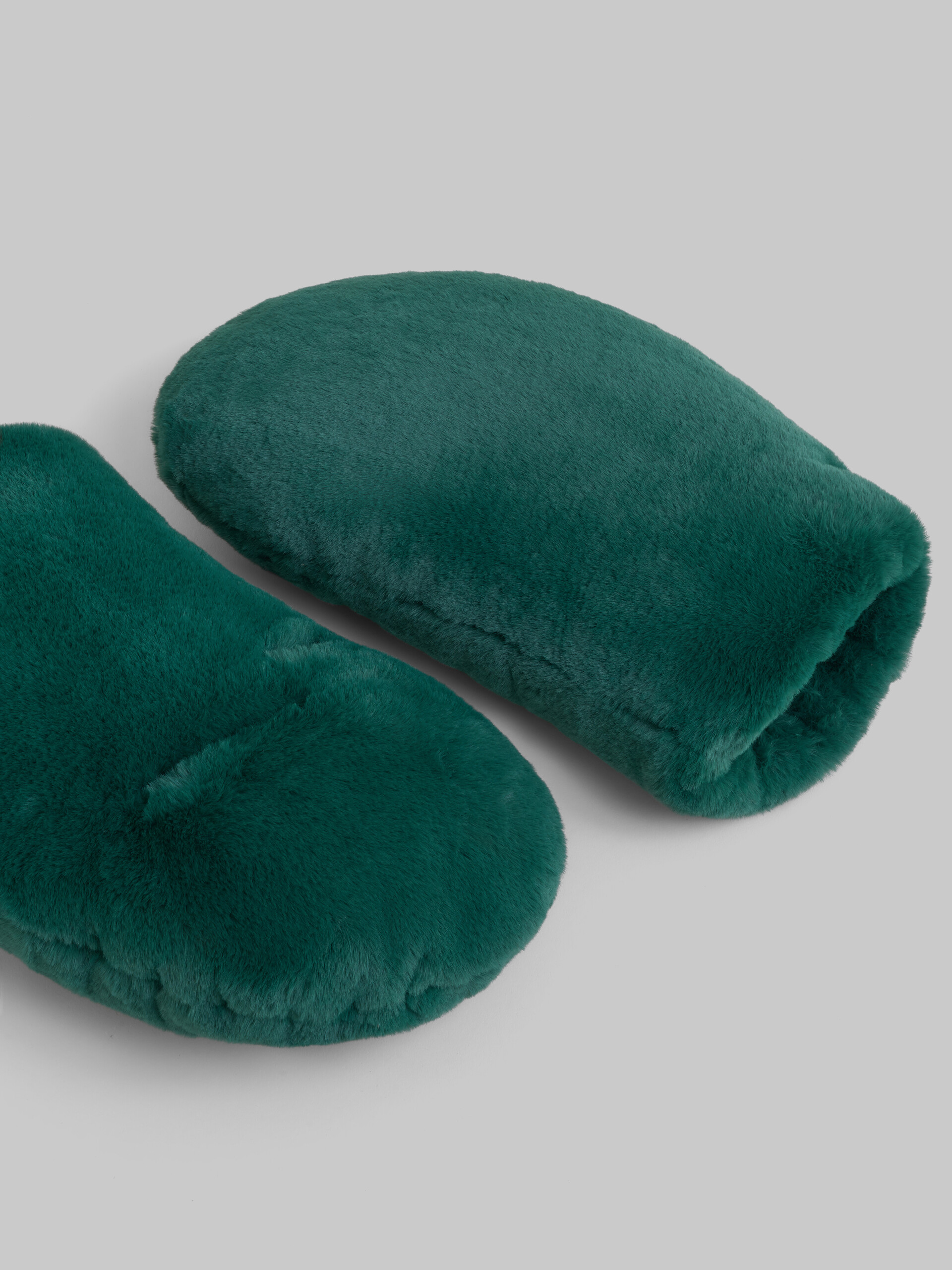 Green padded faux fur mittens - Gloves - Image 2