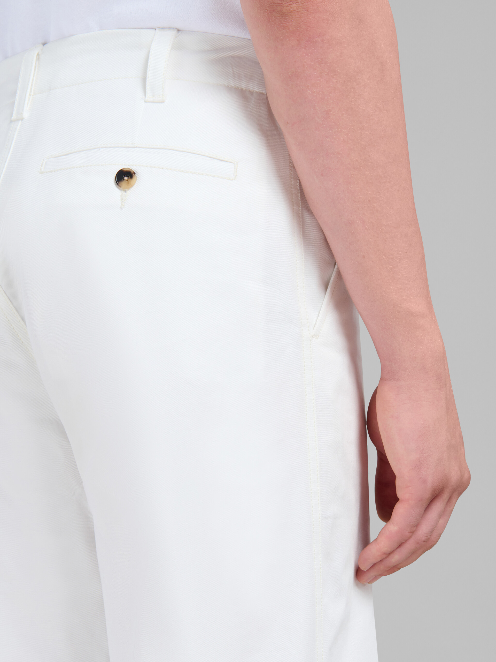 Pantalon évasé en gabardine biologique blanche - Pantalons - Image 4