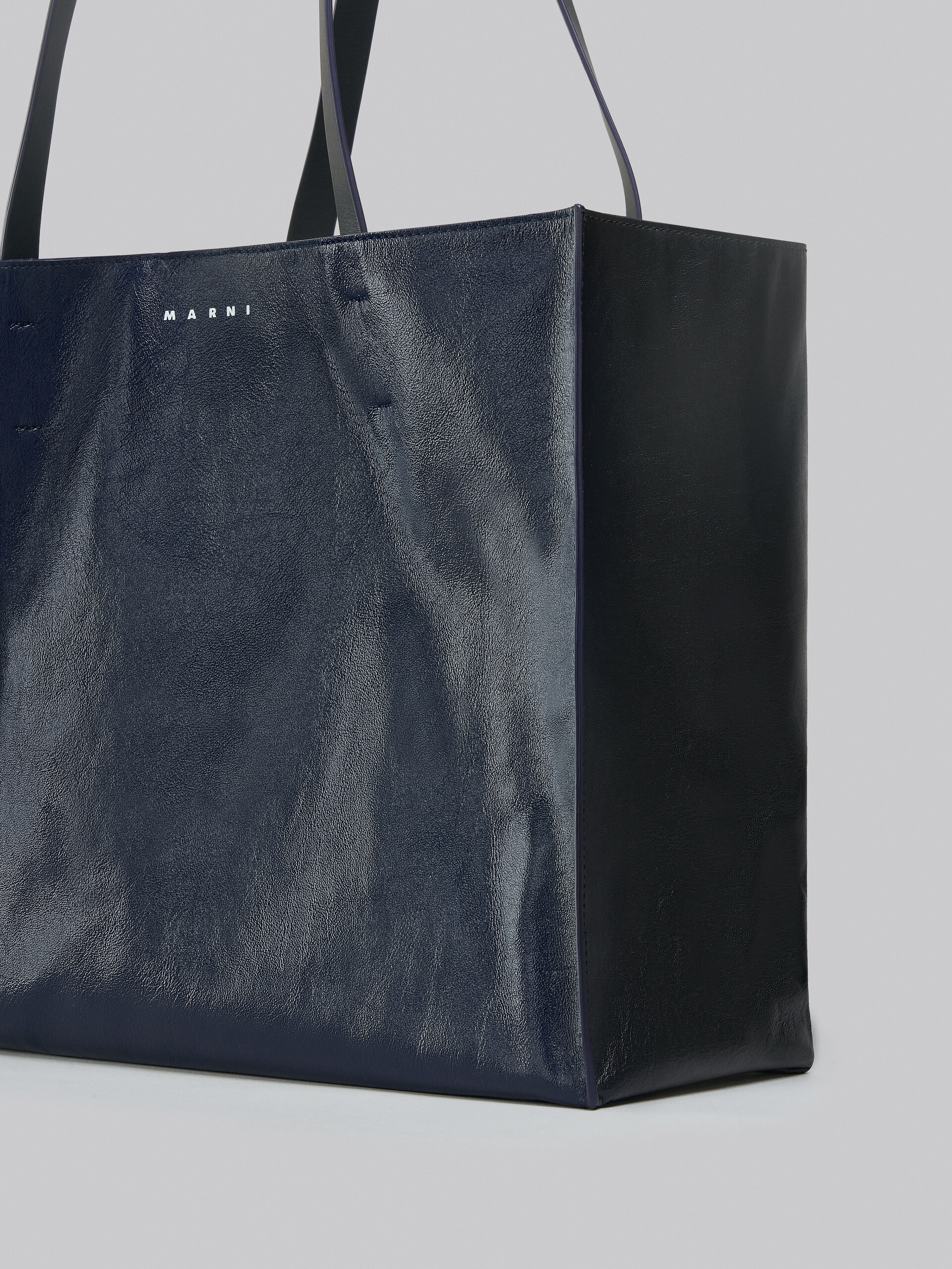 Museo Soft Bag in pelle blu e nera - Borse shopping - Image 5