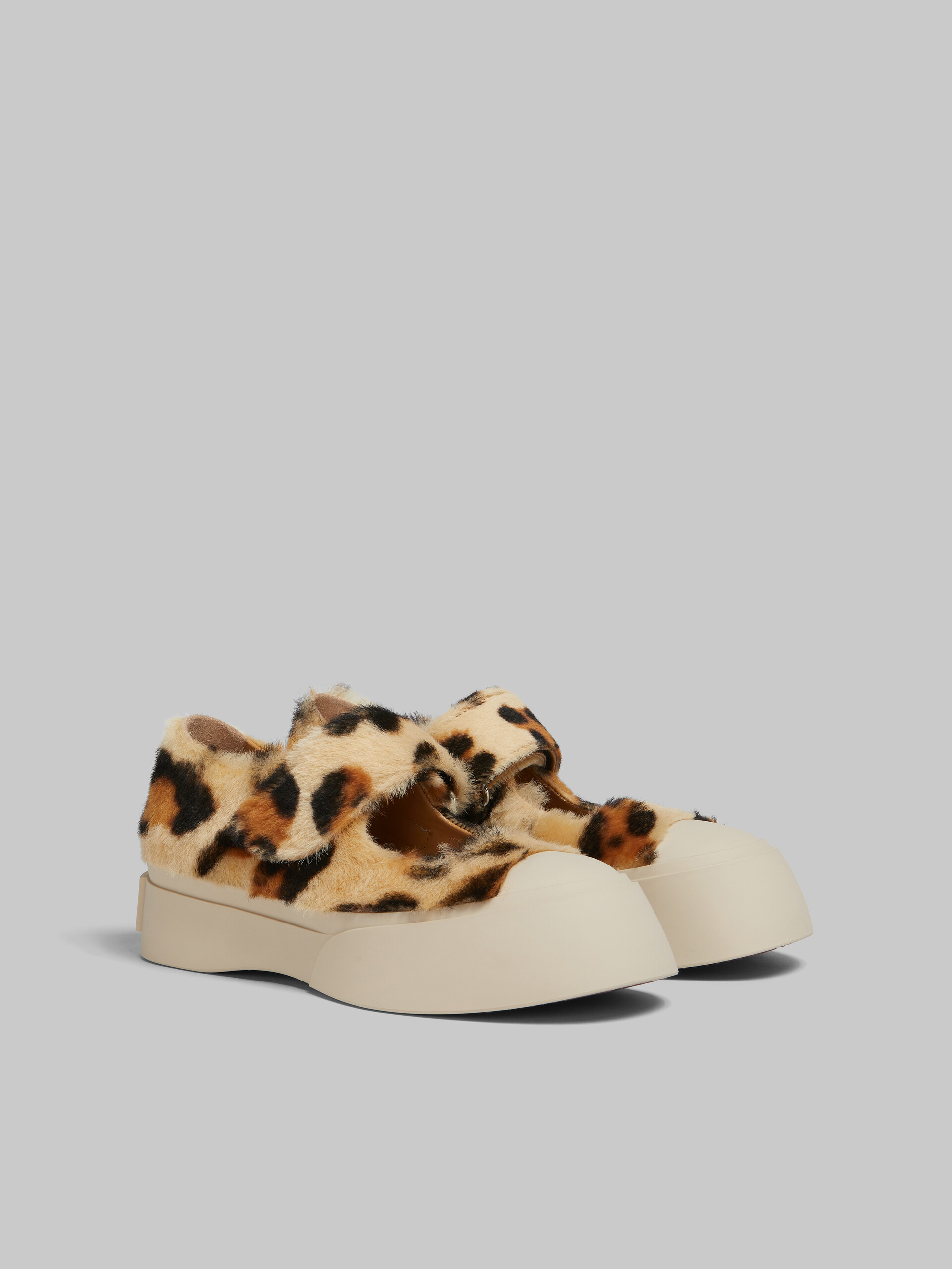 Gelbe Mary Jane-Sneakers aus Shearling mit Animal-Print - Sneakers - Image 2