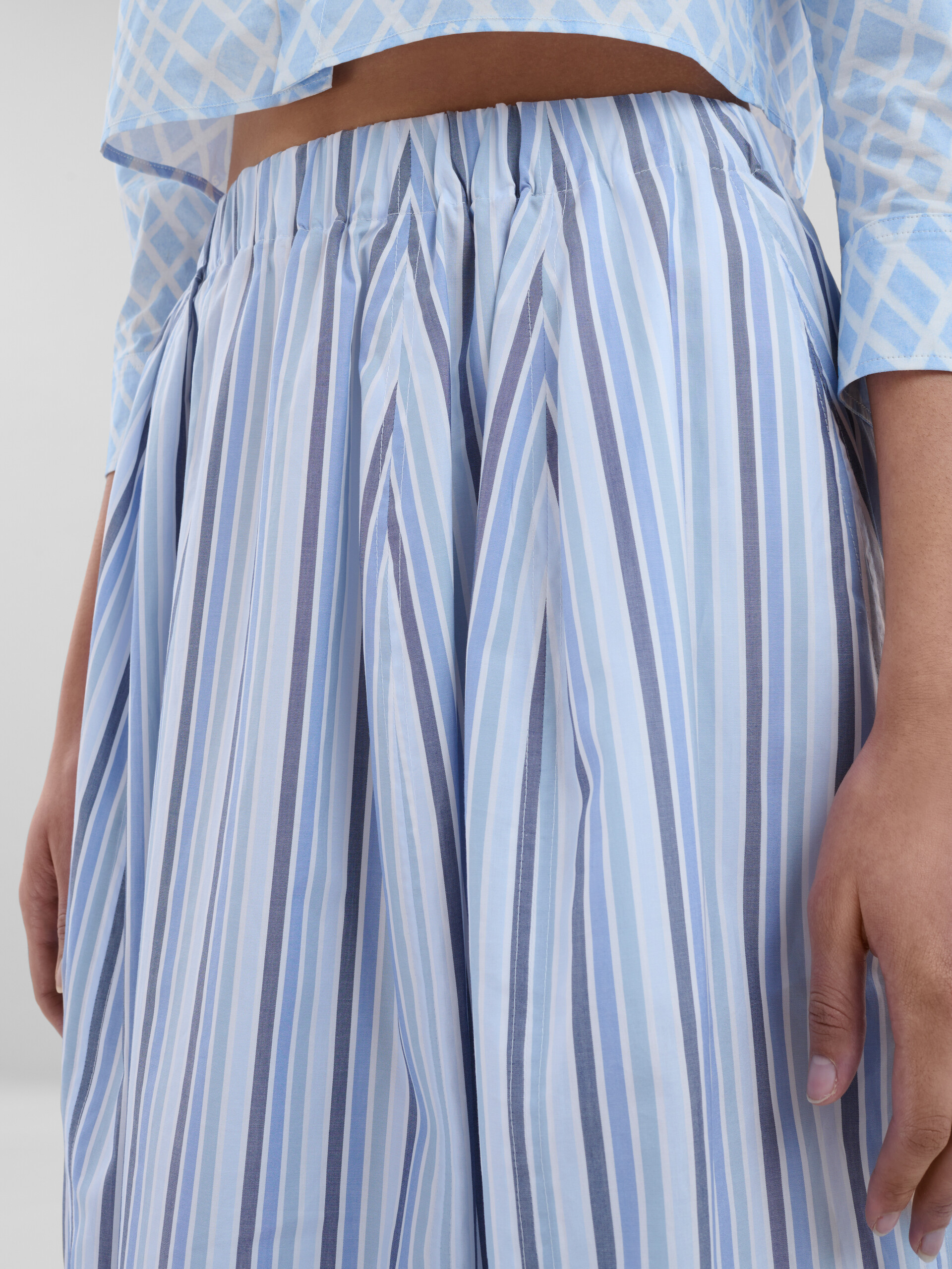 ブルー ストライプ オーガニックポプリン製  伸縮性のあるミディ丈スカート - スカート - Image 4