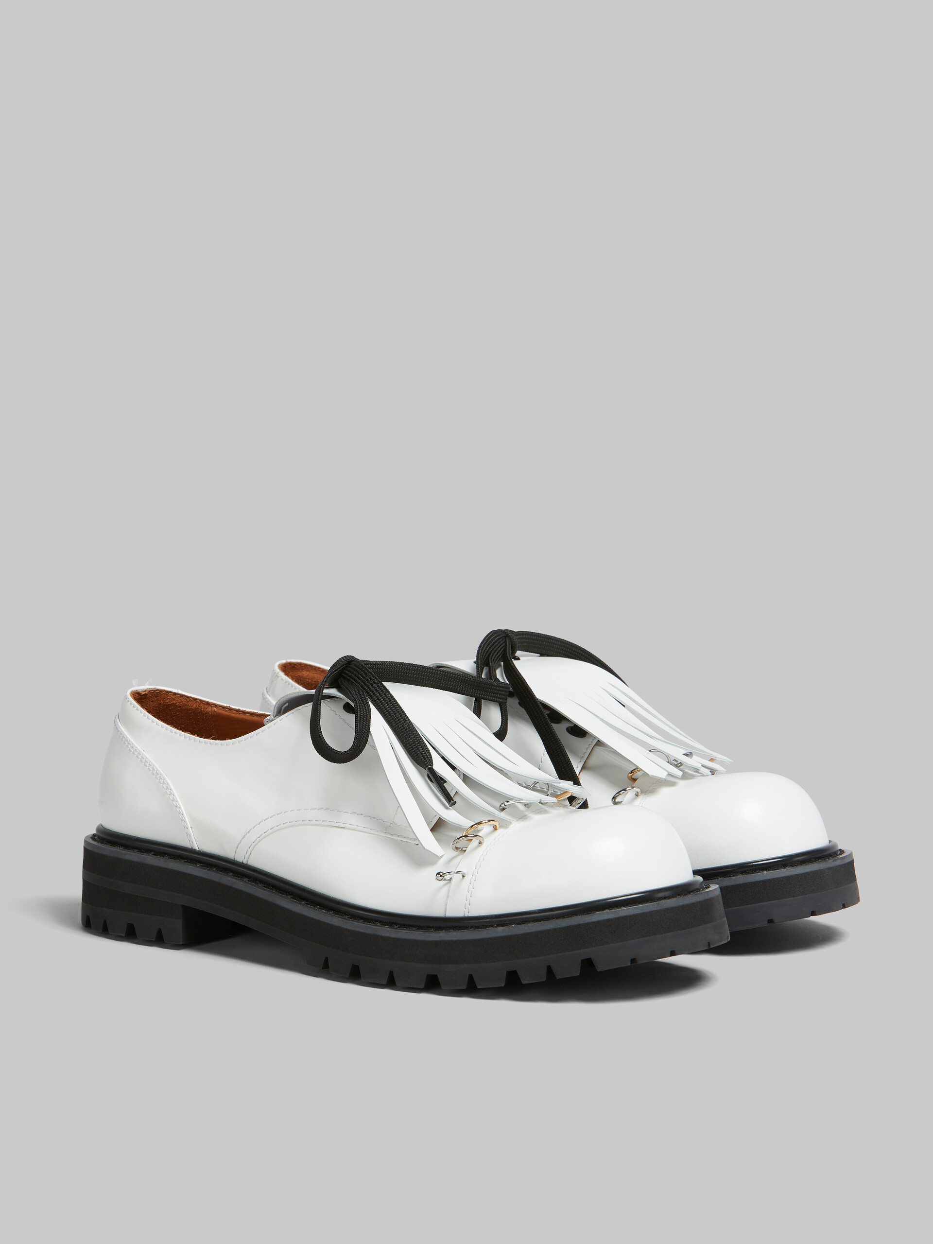 Chaussures derby Dada en cuir noir avec frange oversize - Chaussures à Lacets - Image 2