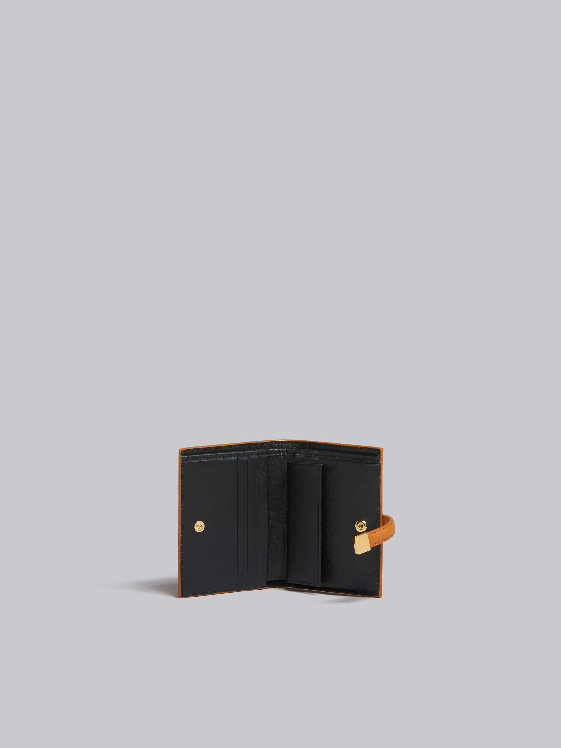ブラック レザー製二つ折りPrisma ウォレット - 財布 - Image 2