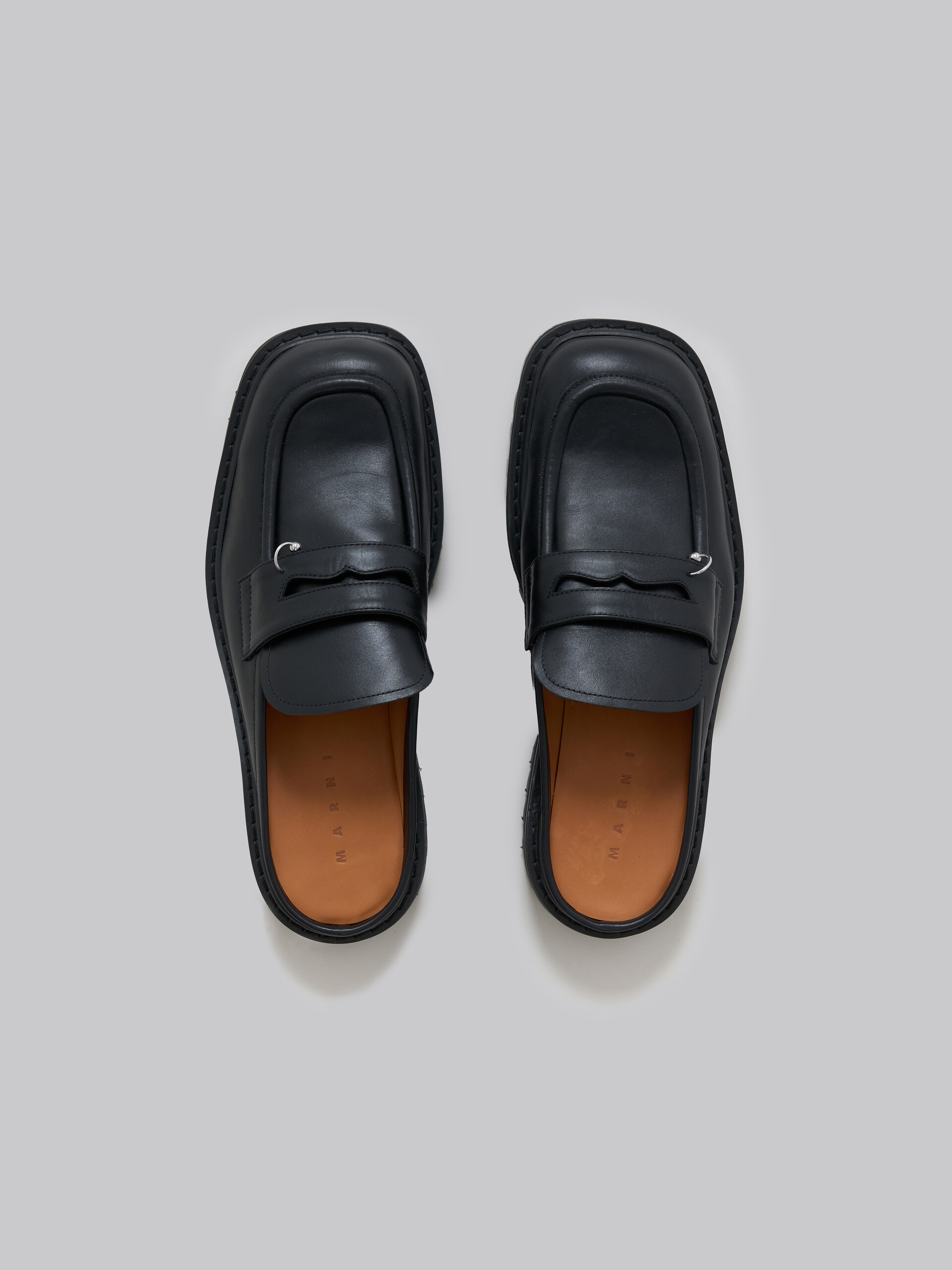 Markante, schwarze Sabot-Loafer Piercing 2.0 aus Leder - Holzschuhe - Image 4