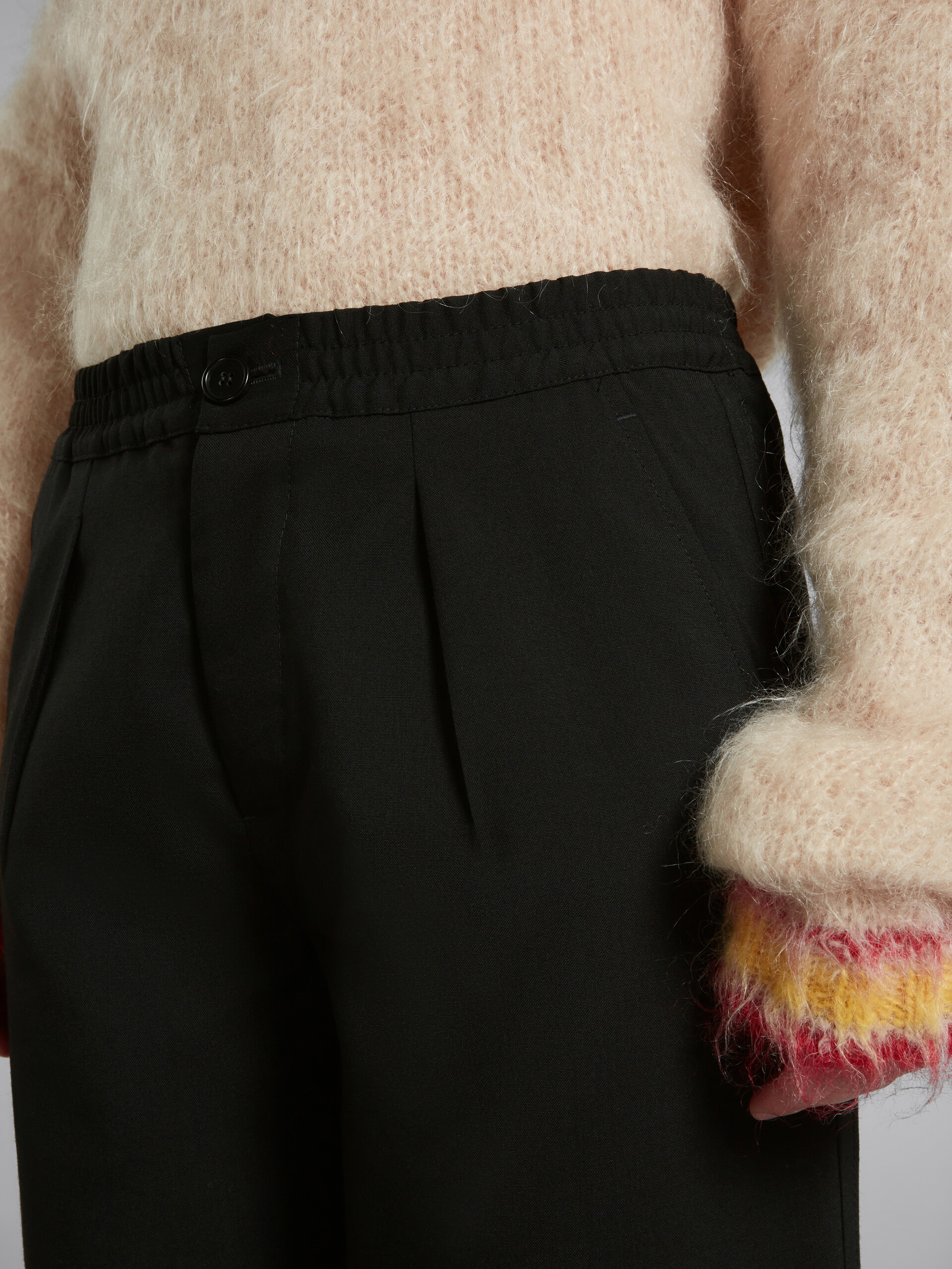 Pantalon en laine noire avec plis à l’avant - Pantalons - Image 4