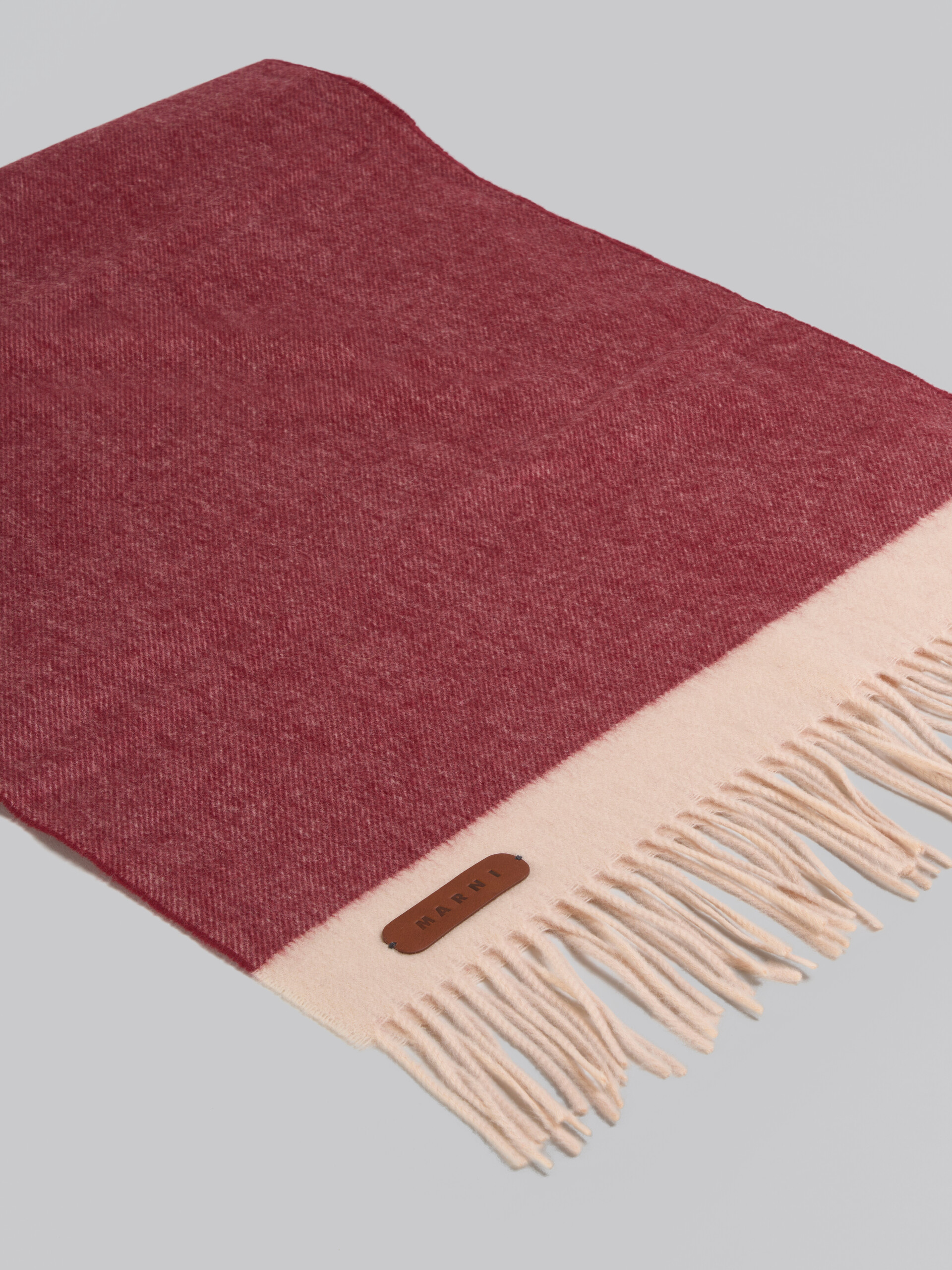 Sciarpa in cashmere e lana vergine bordeaux con applicazione in pelle - Sciarpe - Image 4