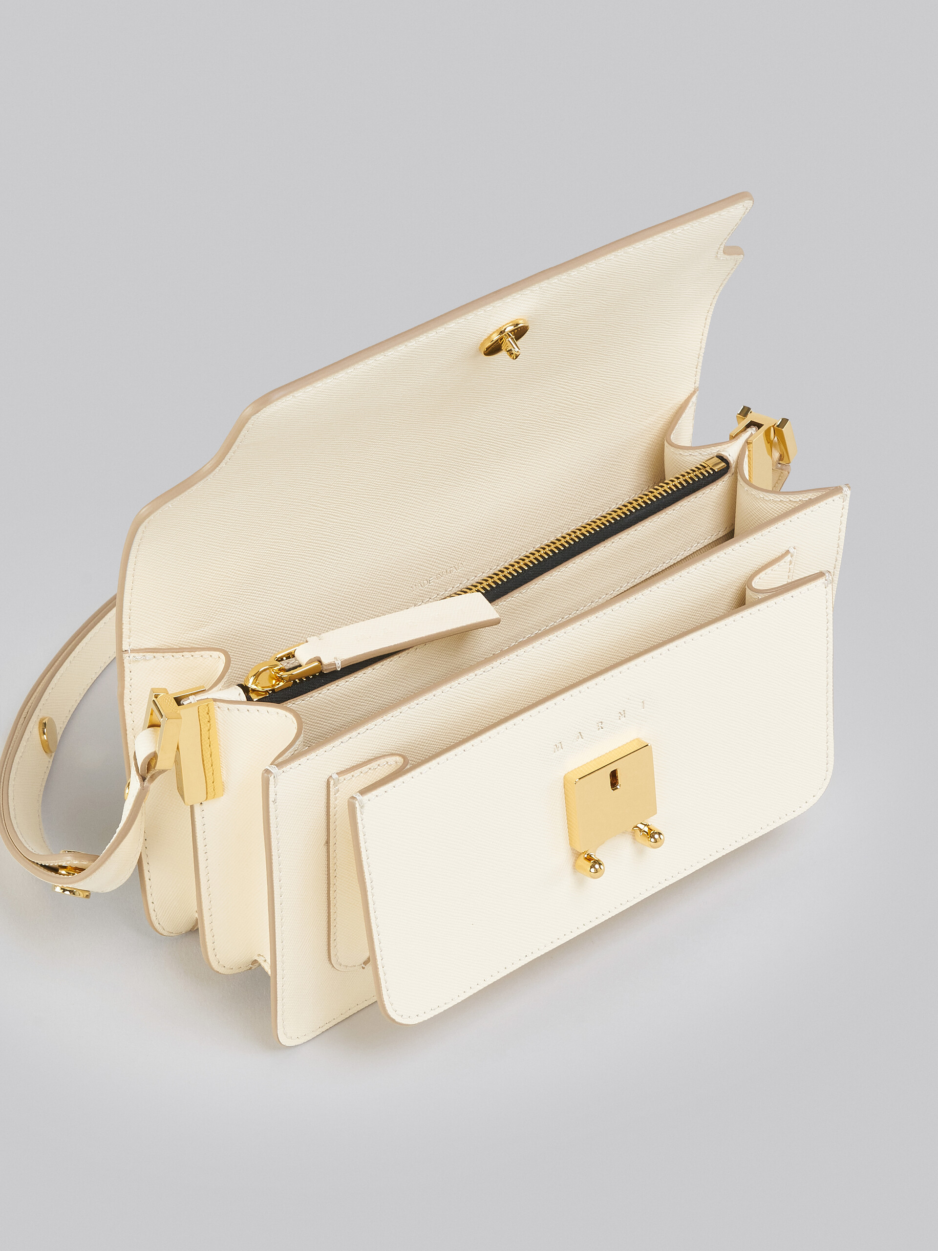 Trunk Bag E/W in pelle saffiano bianca - Borse a spalla - Image 4
