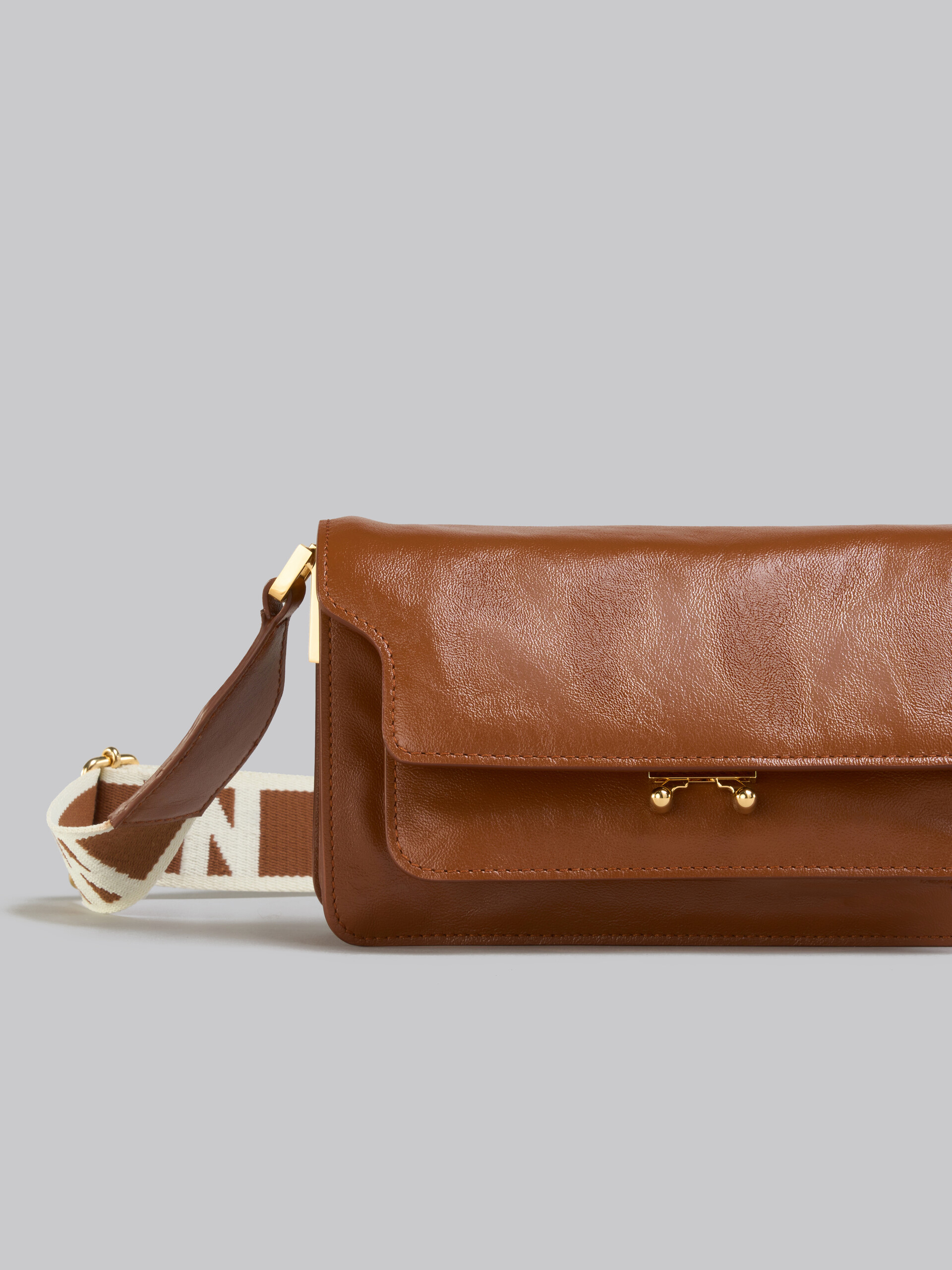 Bolso Trunk Soft horizontal de piel marrón con correa con logotipo - Bolsos de hombro - Image 5