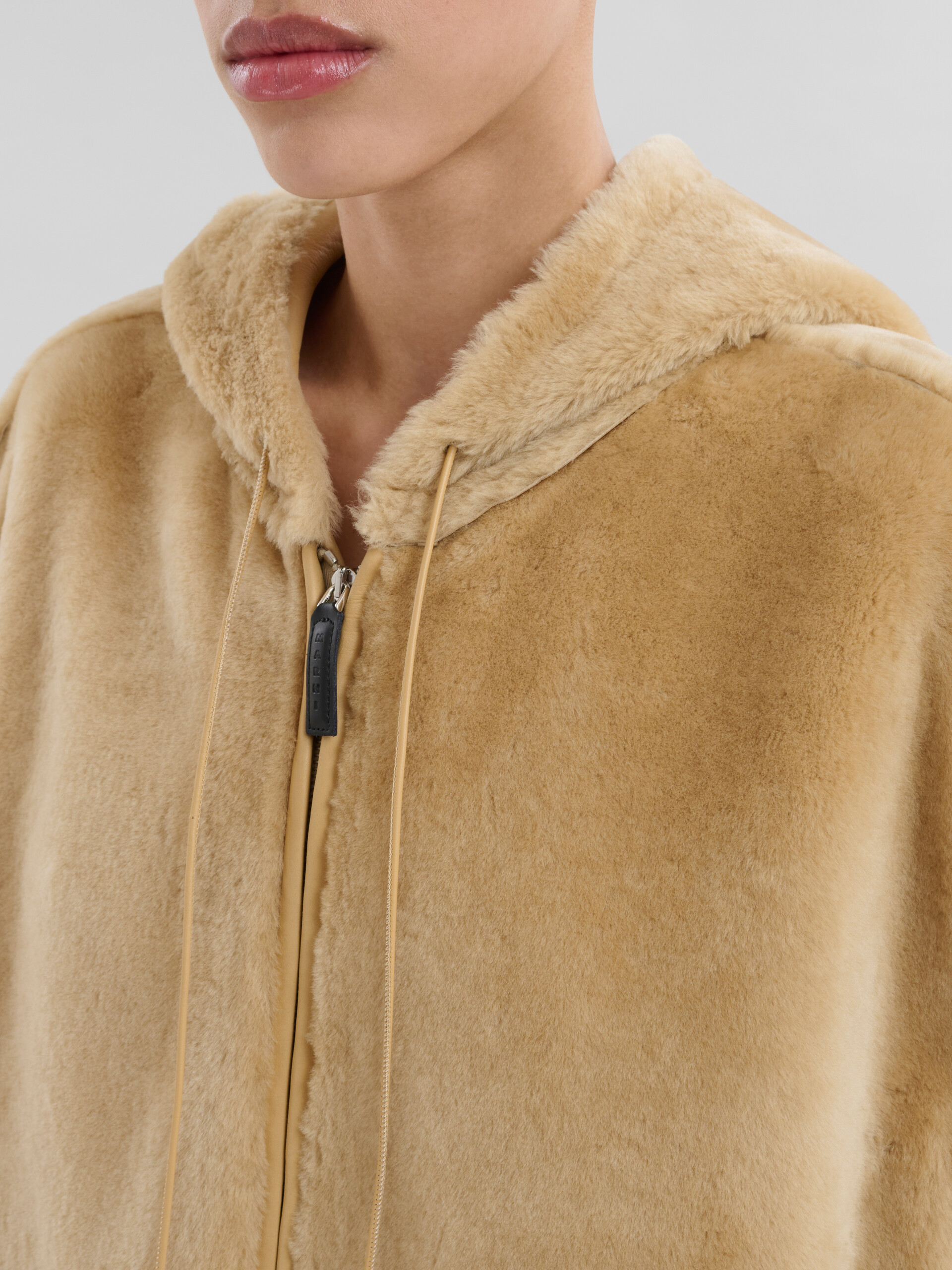 Gilet con cappuccio in shearling rasato marrone - Gilet - Image 4