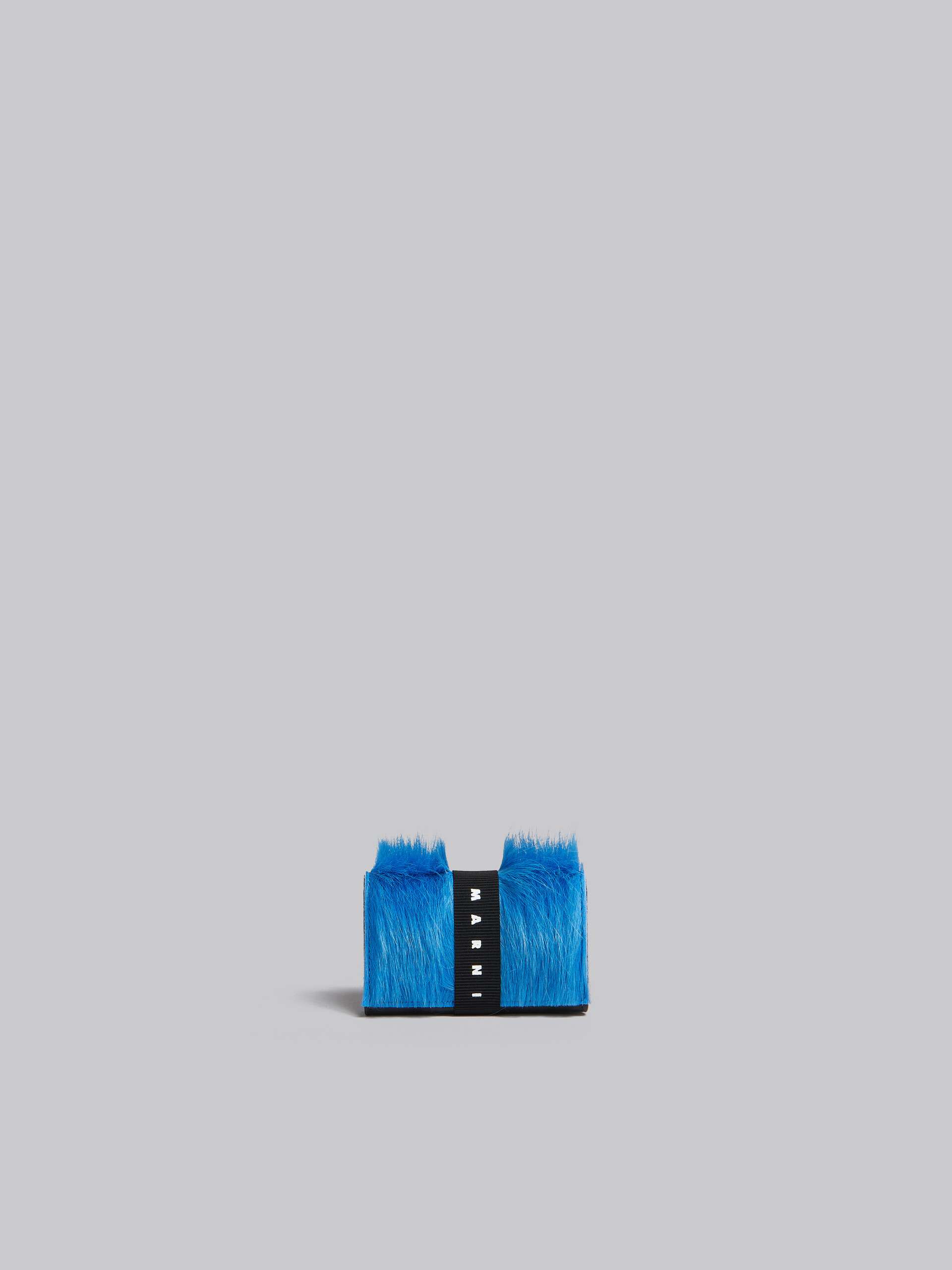 Portefeuille à trois volets bleu en cuir de veau à poils longs avec bride à logo - Portefeuilles - Image 3