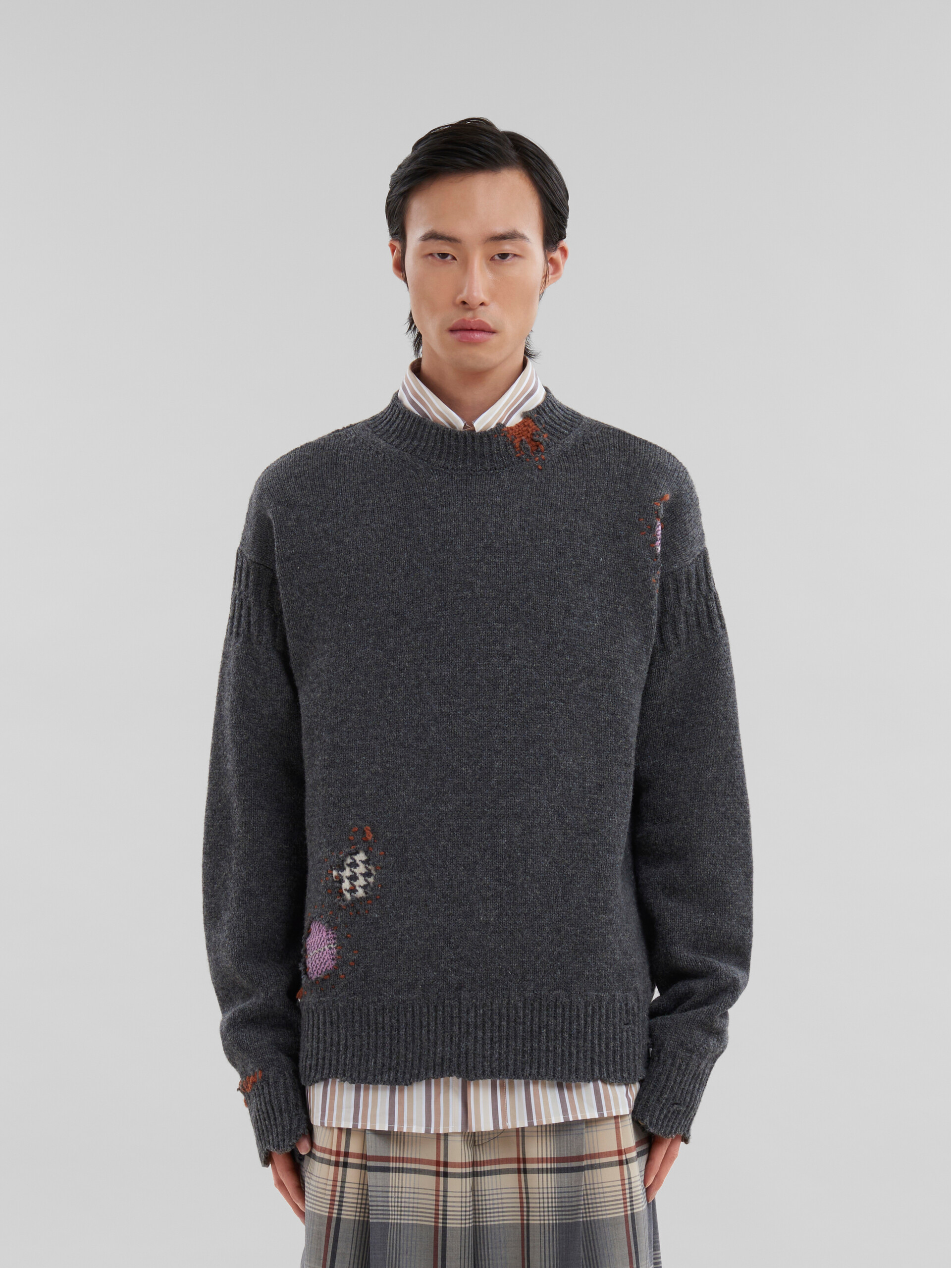 Maglione in lana Shetland grigia con applicazioni rammendo Marni - Pullover - Image 2