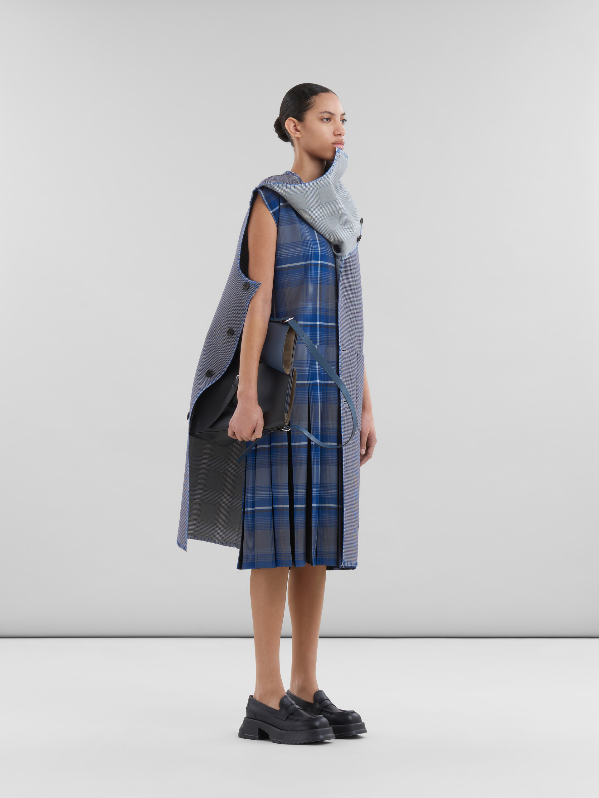 Robe en mélange de laine bleue à carreaux avec plis contrastants - Robes - Image 6