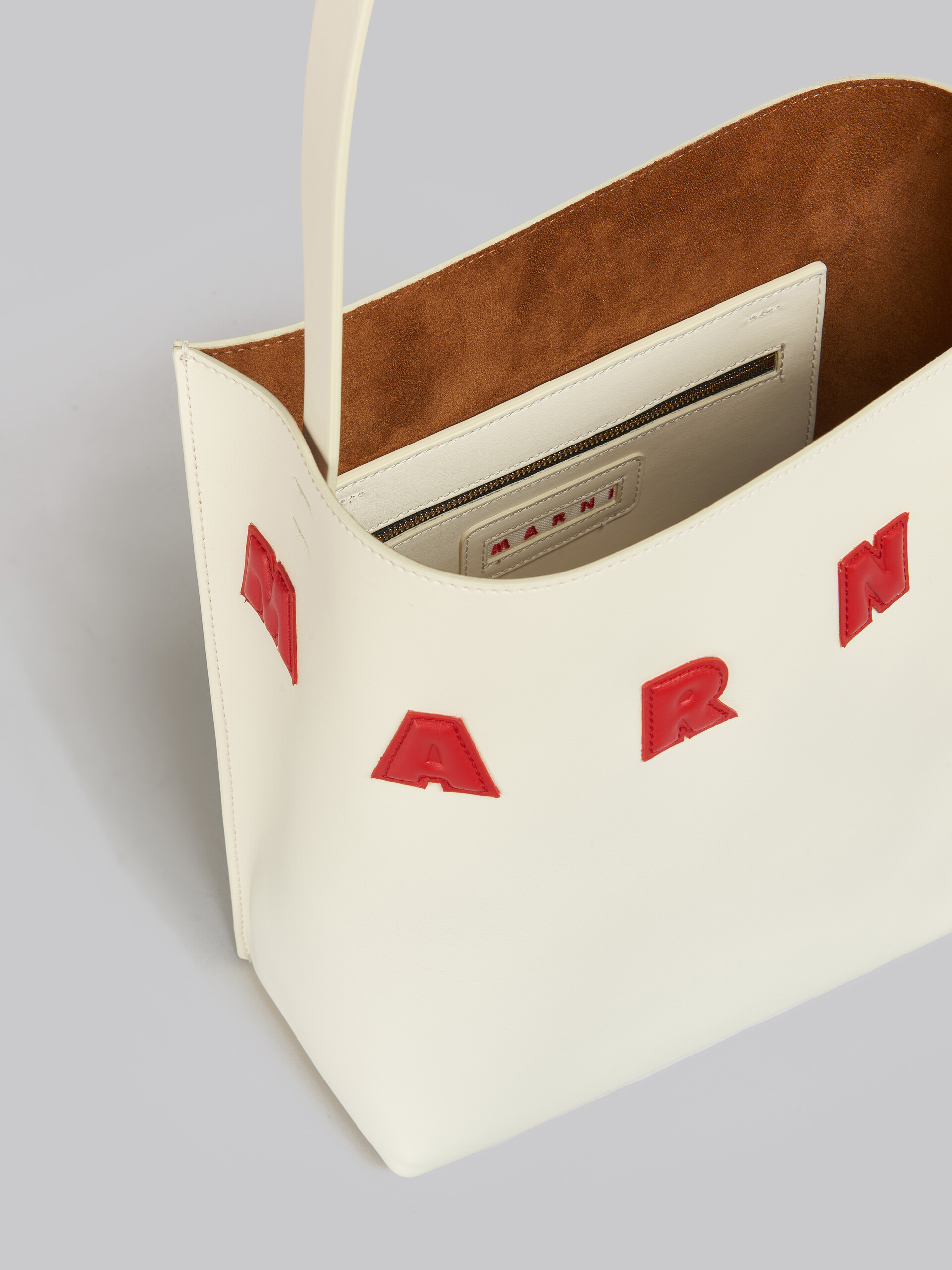Petit sac Hobo Museo en cuir blanc avec patchs - Sacs cabas - Image 4