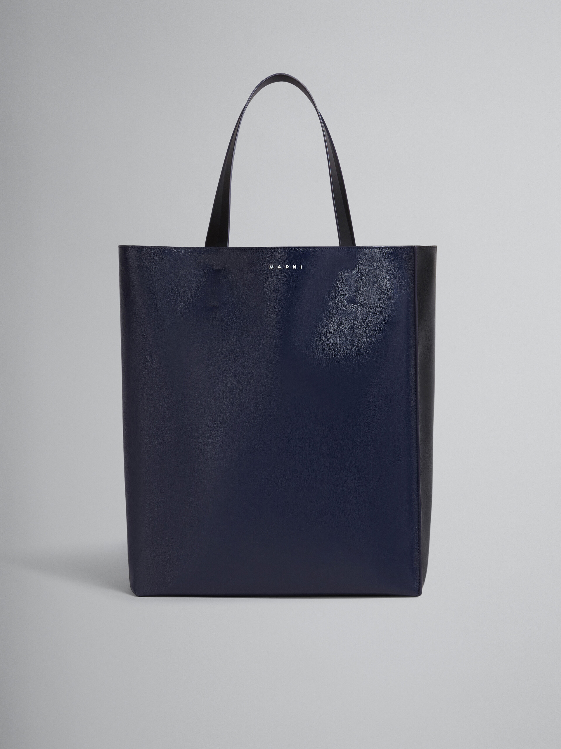 Museo Soft Bag Grande in pelle nera e blu - Borse shopping - Image 1
