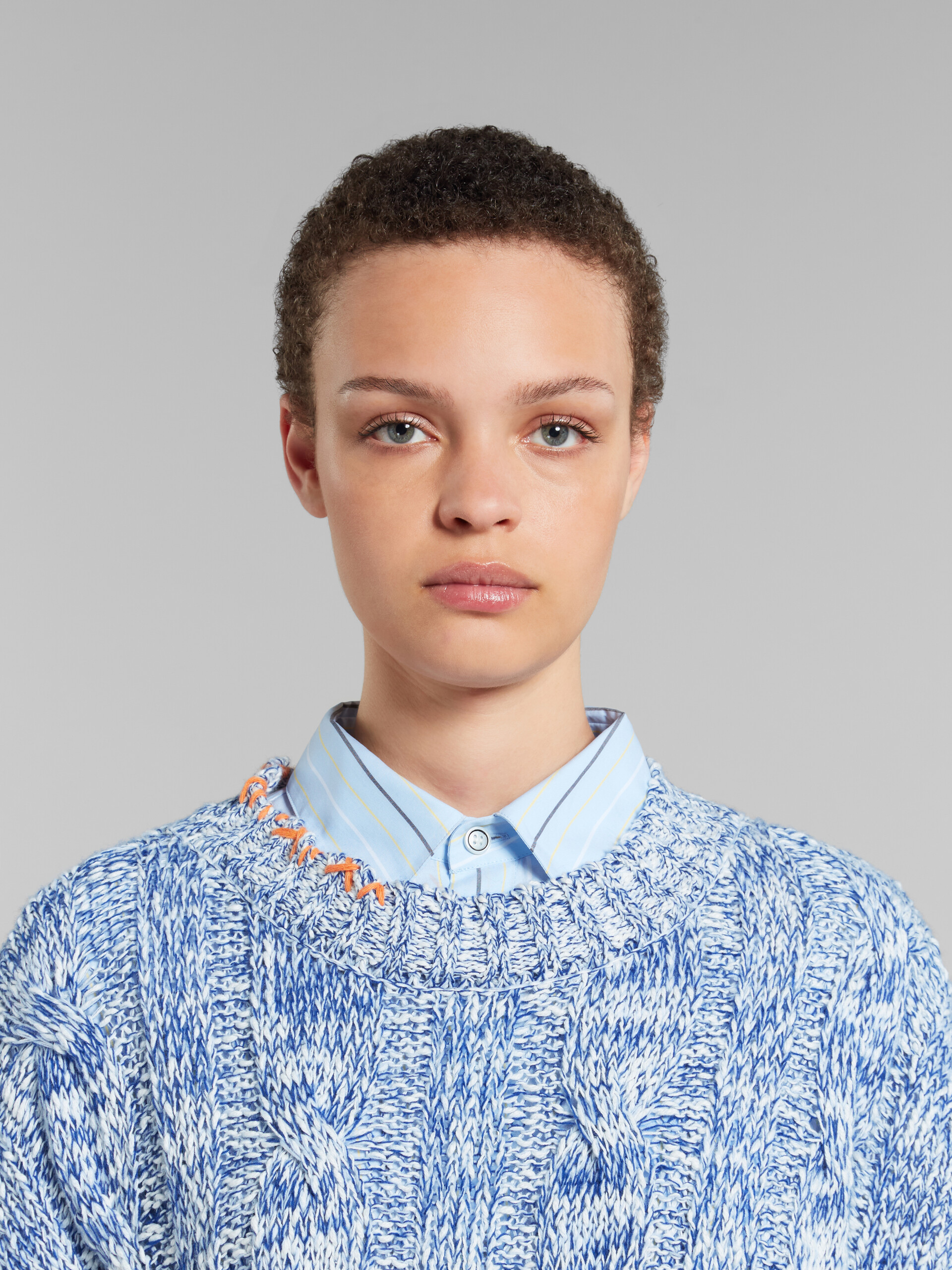 Blauer Pullover aus Mouliné mit Rändern in Destroyed-Optik - Pullover - Image 4