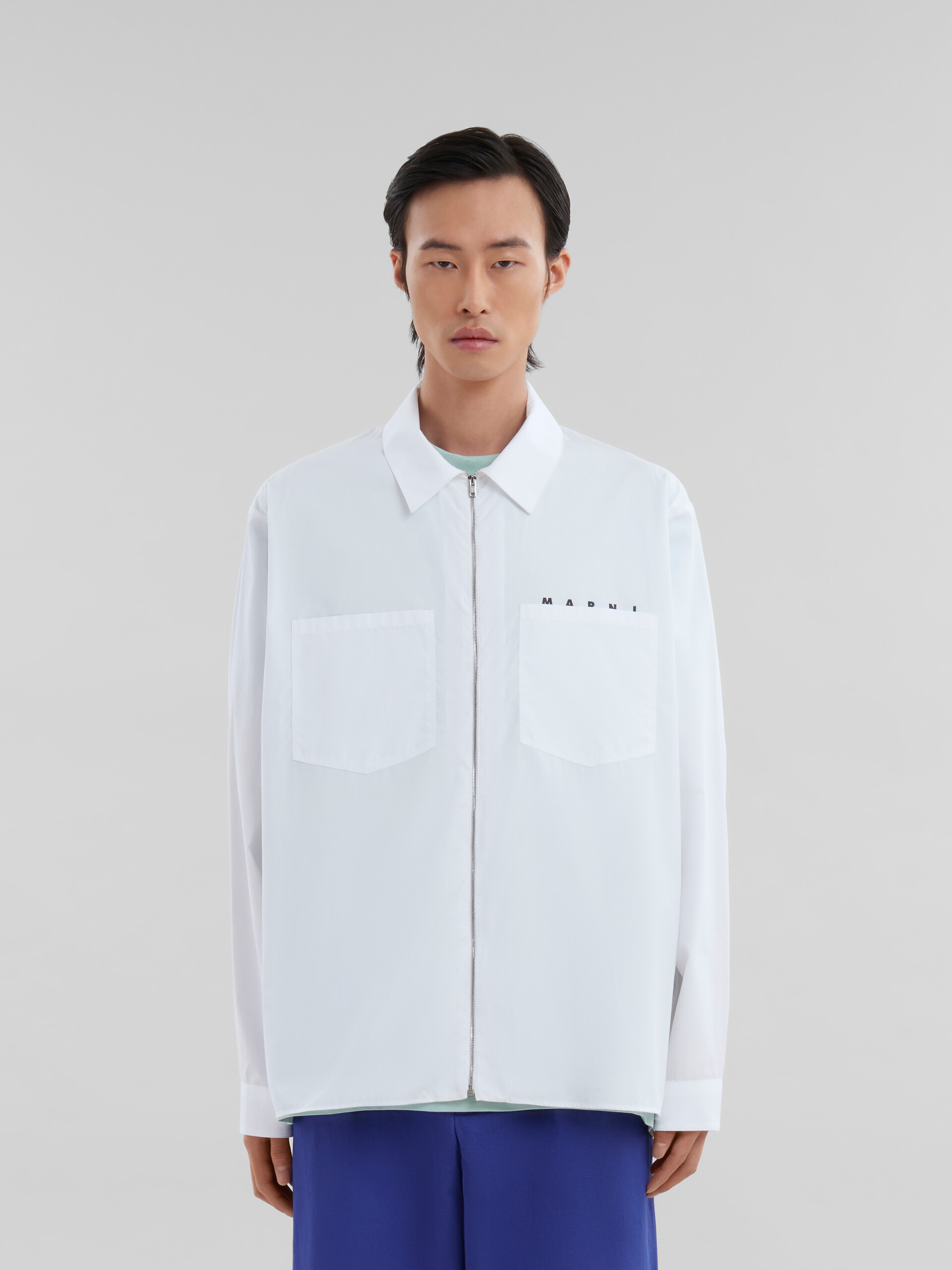 Chemise zippée en popeline biologique blanche avec logo dissimulé - Chemises - Image 2