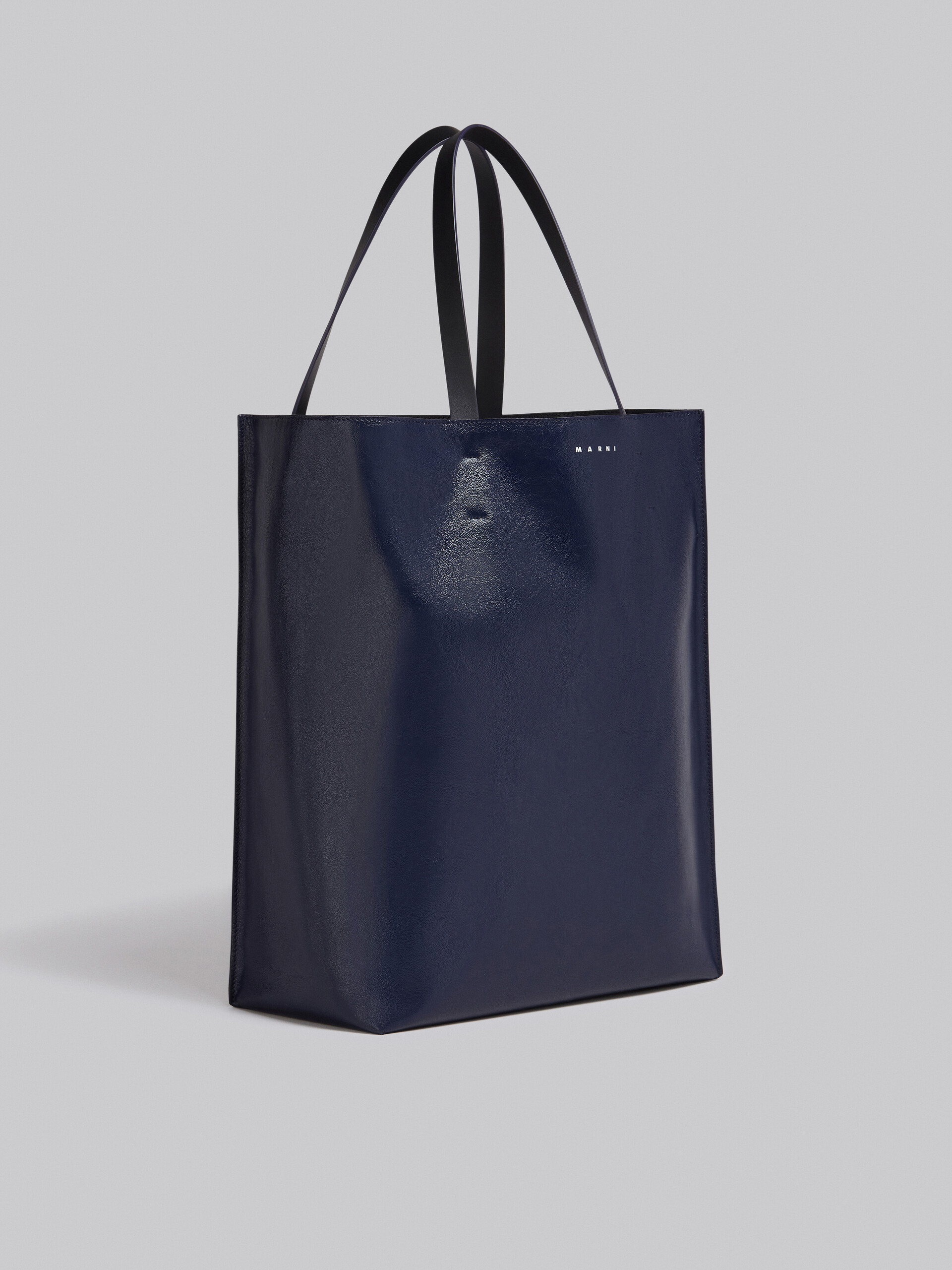 Grand sac Museo Soft en cuir noir et bleu - Sacs cabas - Image 6