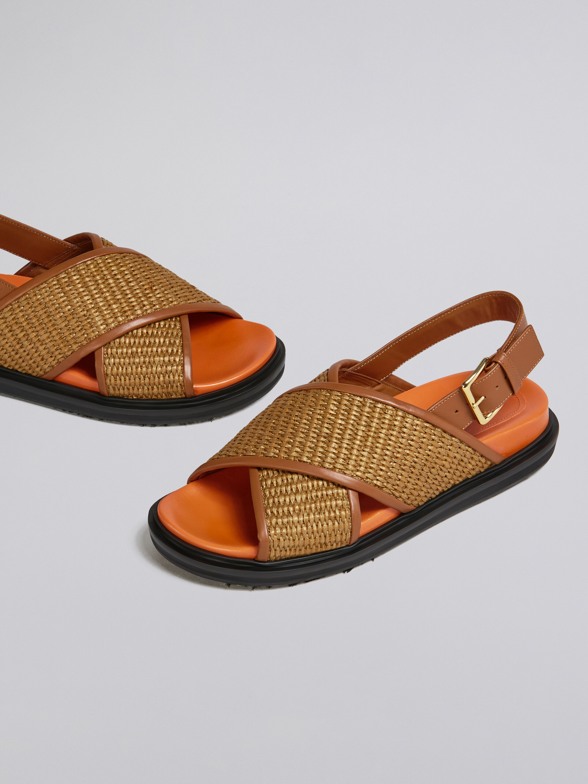 Fußbett-Sandalen aus braunem Leder und Material in Bast-Optik - Sandalen - Image 5
