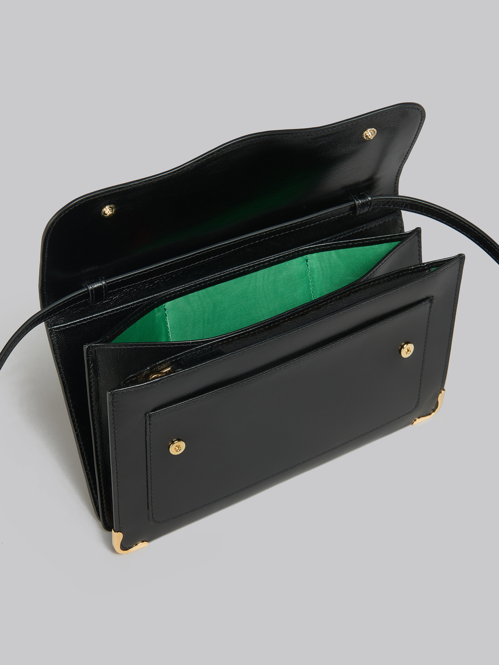 ブラック レザー製ポーチ、ウエービーフラップ - 財布 - Image 4