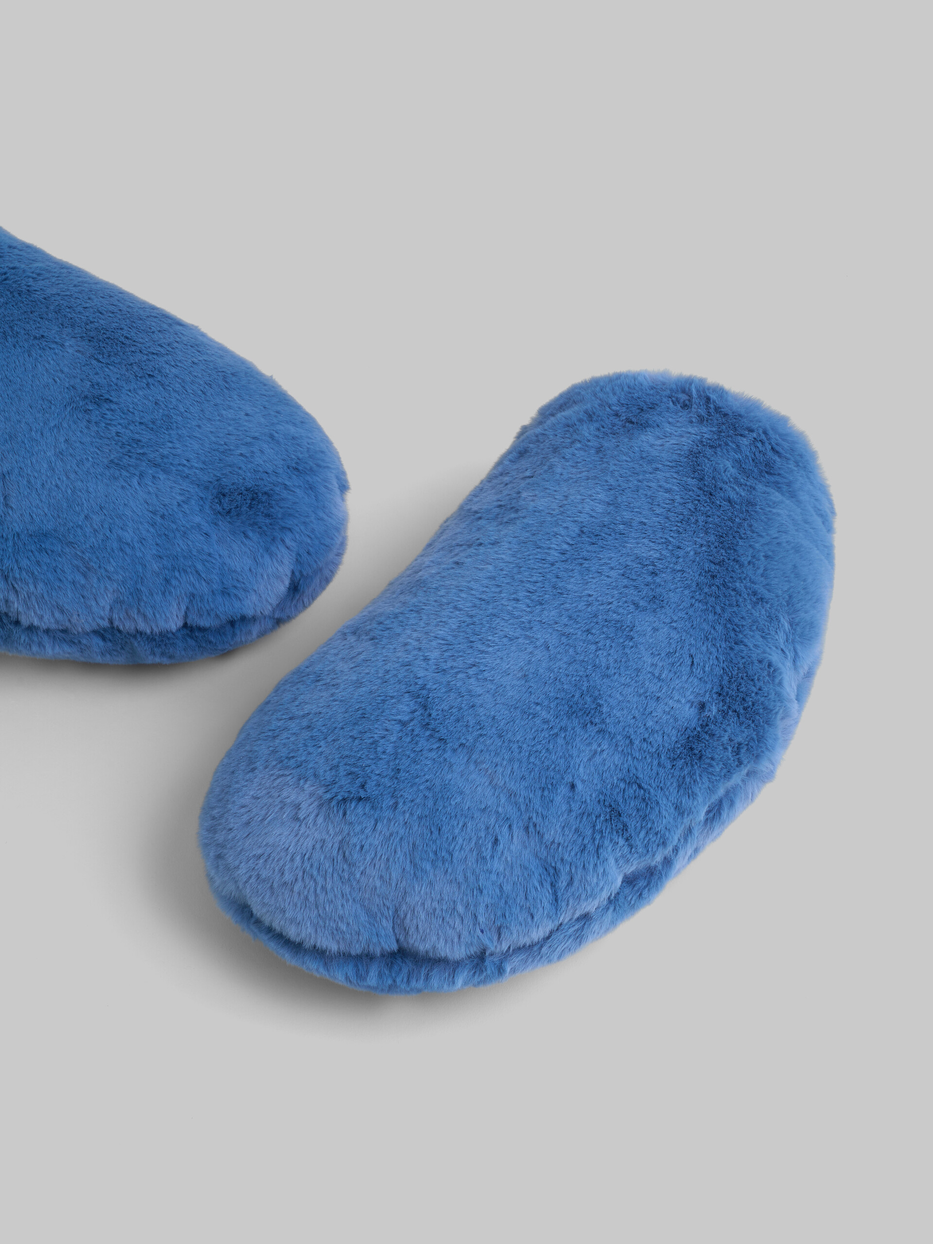 Electric blue padded faux fur mittens - Gloves - Image 3