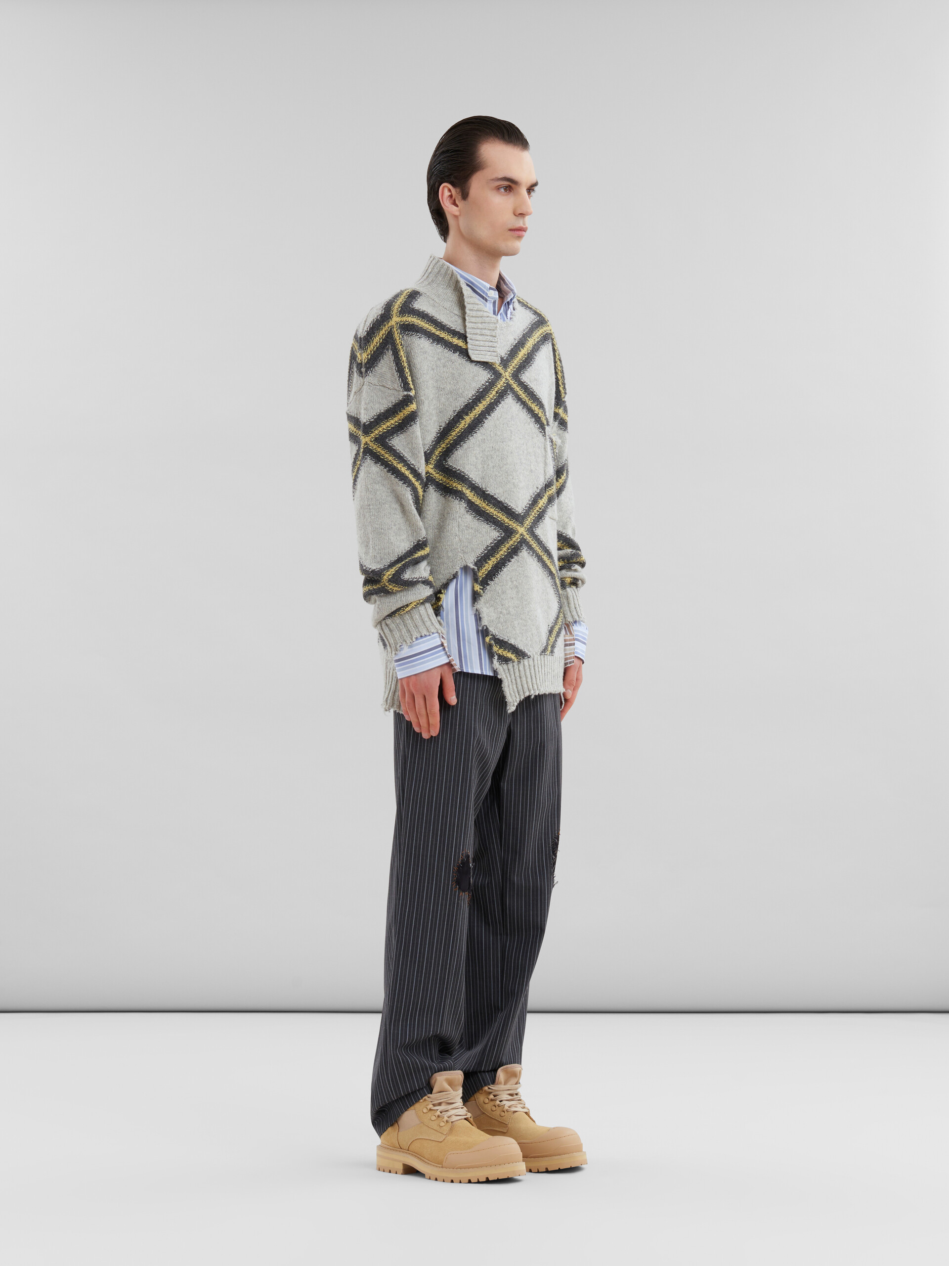 Maglione in ritagli di lana grigia con motivo a rombi - Pullover - Image 6