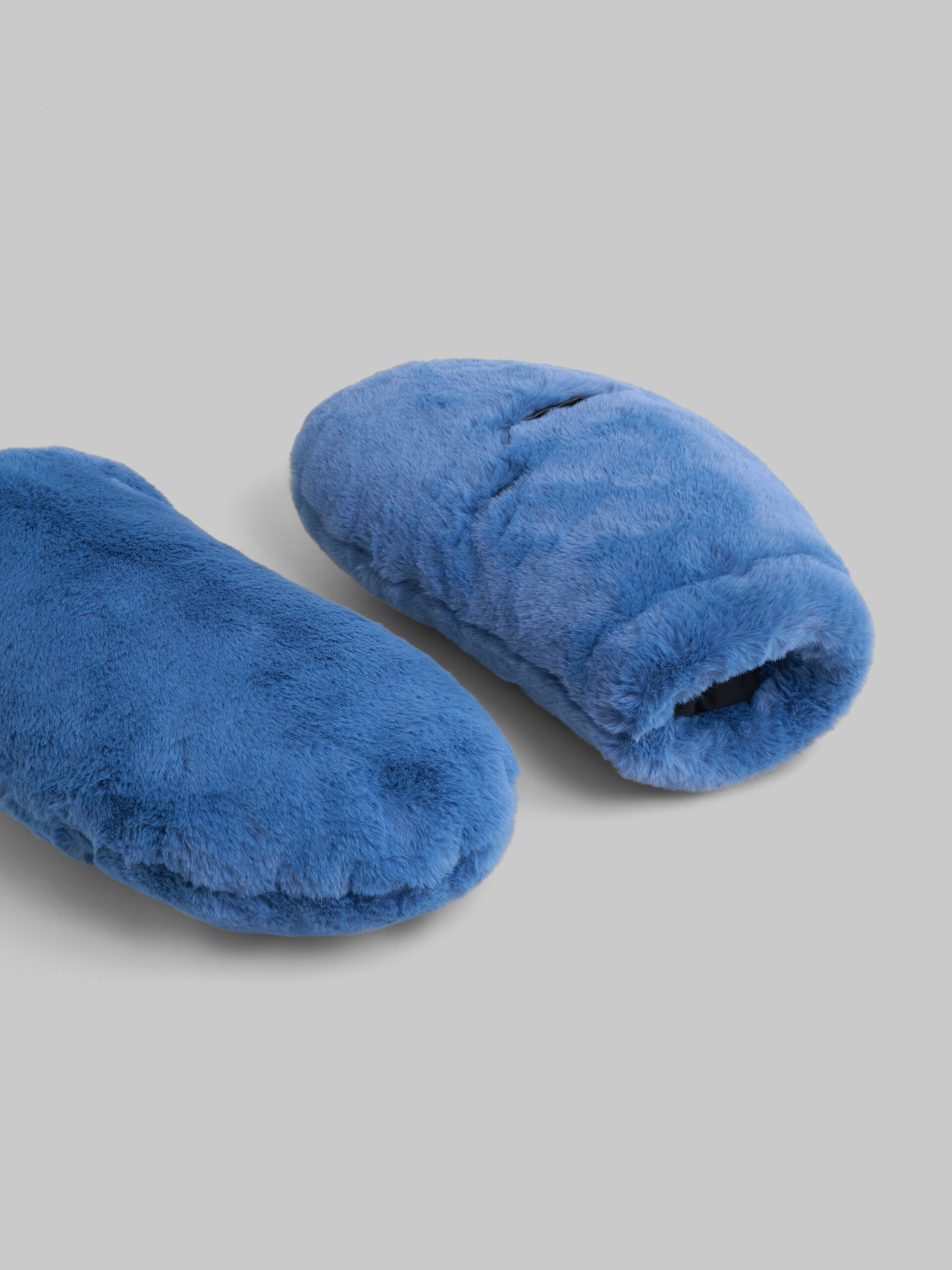 Electric blue padded faux fur mittens - Gloves - Image 2