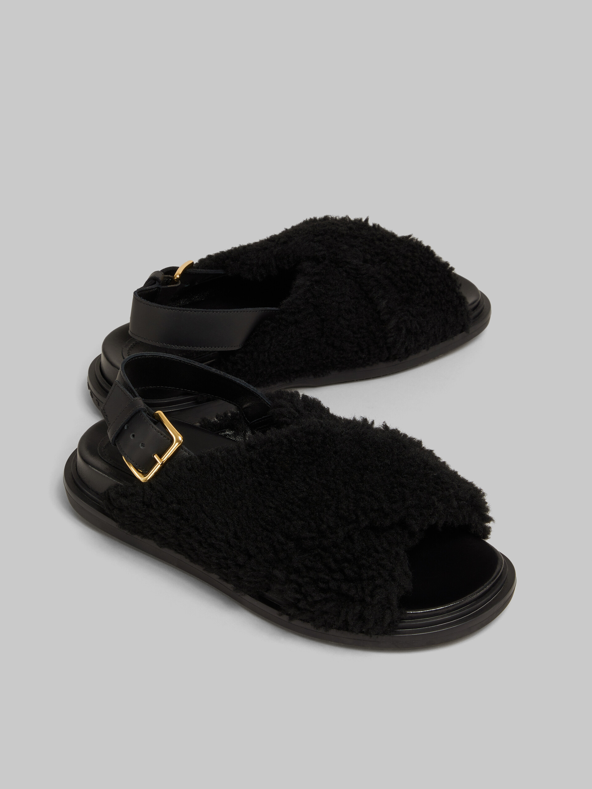 Schwarze Fußbett-Pantoletten aus gekräuseltem Shearling - Sandalen - Image 5