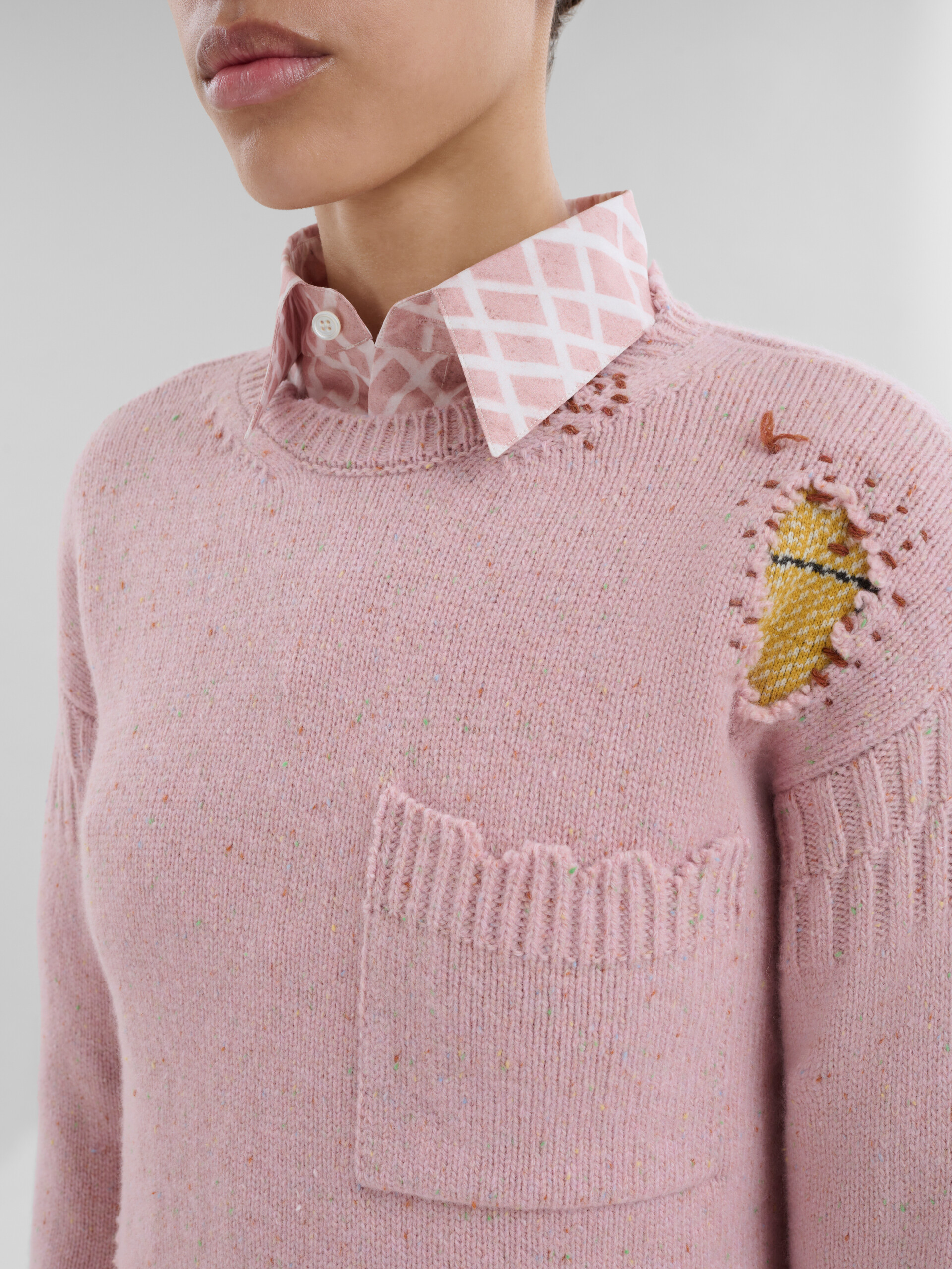 Maglione in lana Shetland rosa con applicazioni “rammendo” Marni - Pullover - Image 4