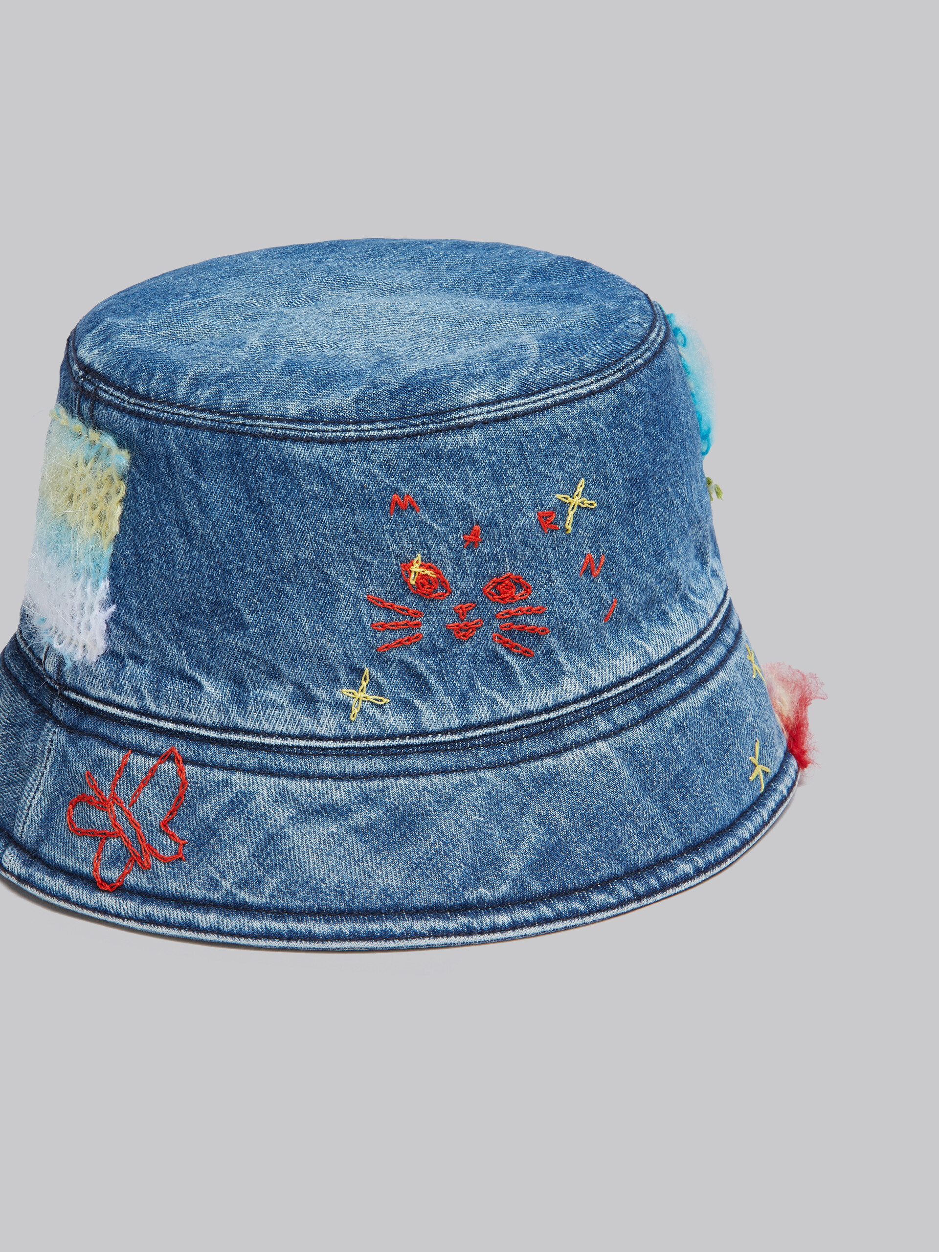 Cappello bucket in denim blu con applicazioni in mohair - Cappelli - Image 4