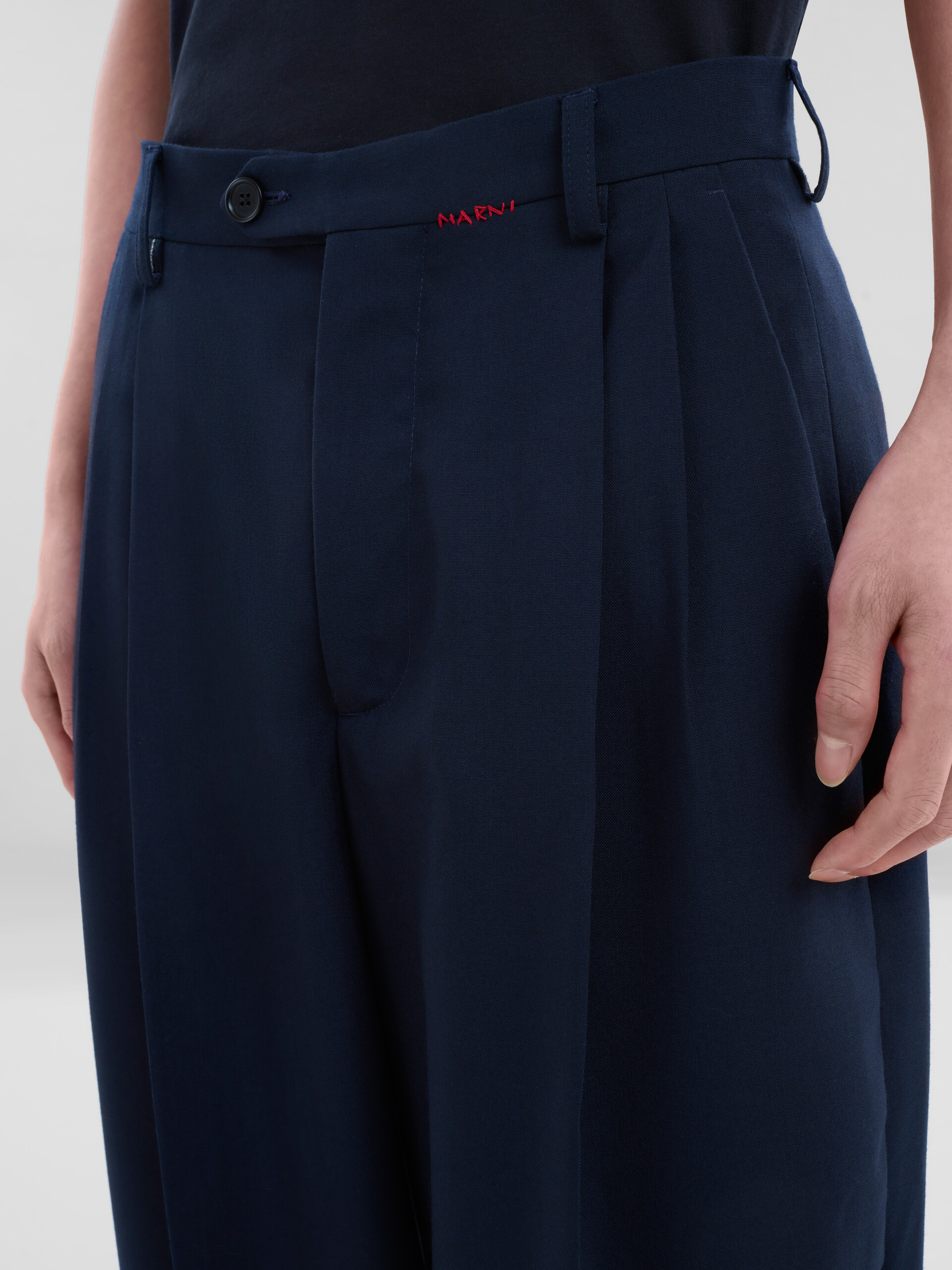 Pantaloni con pieghe in fresco di lana blu scuro - Pantaloni - Image 4