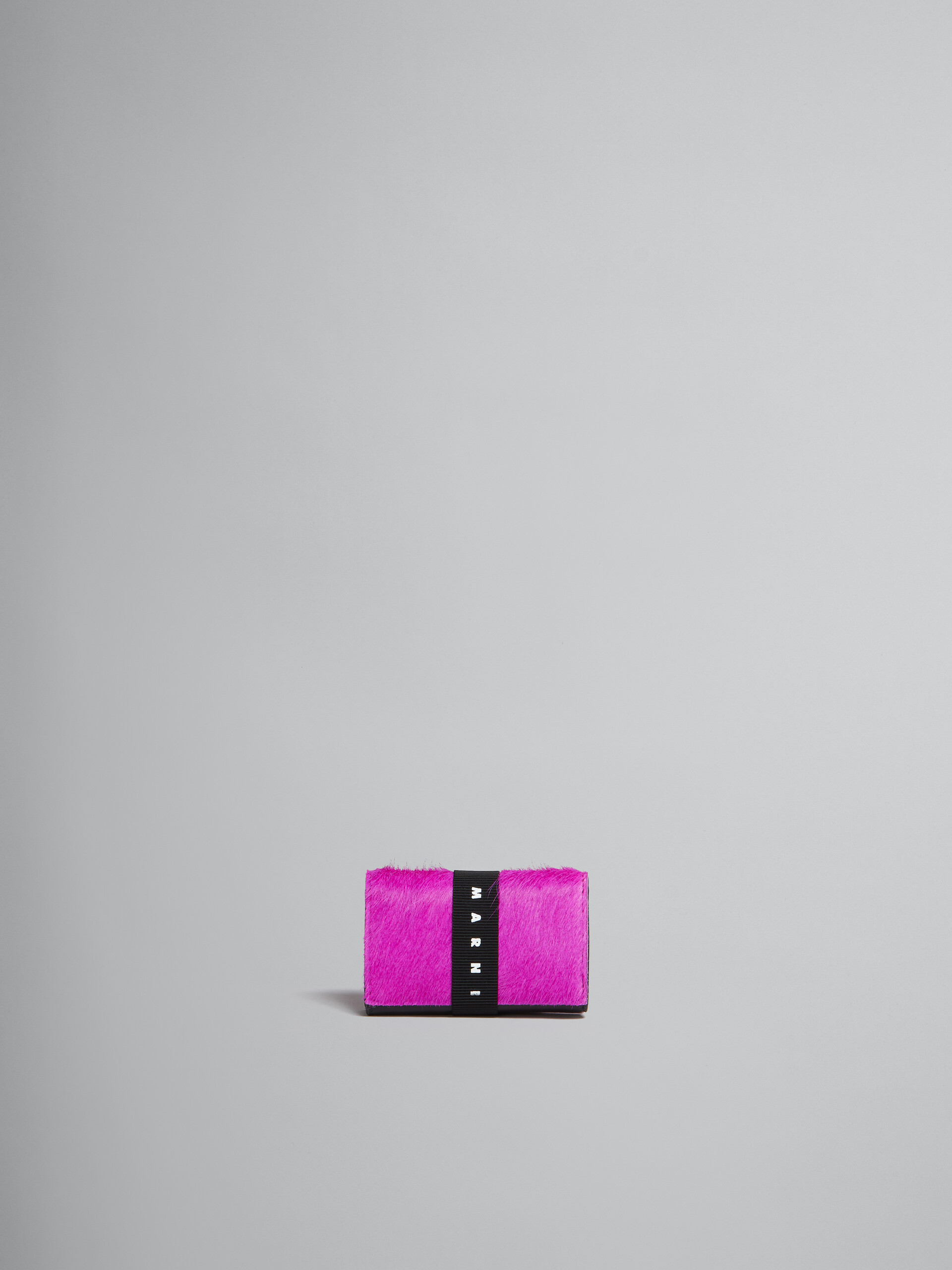 ブルー ロングヘアーカーフスキン製 三つ折りウォレット、ロゴストラップ付き - 財布 - Image 1