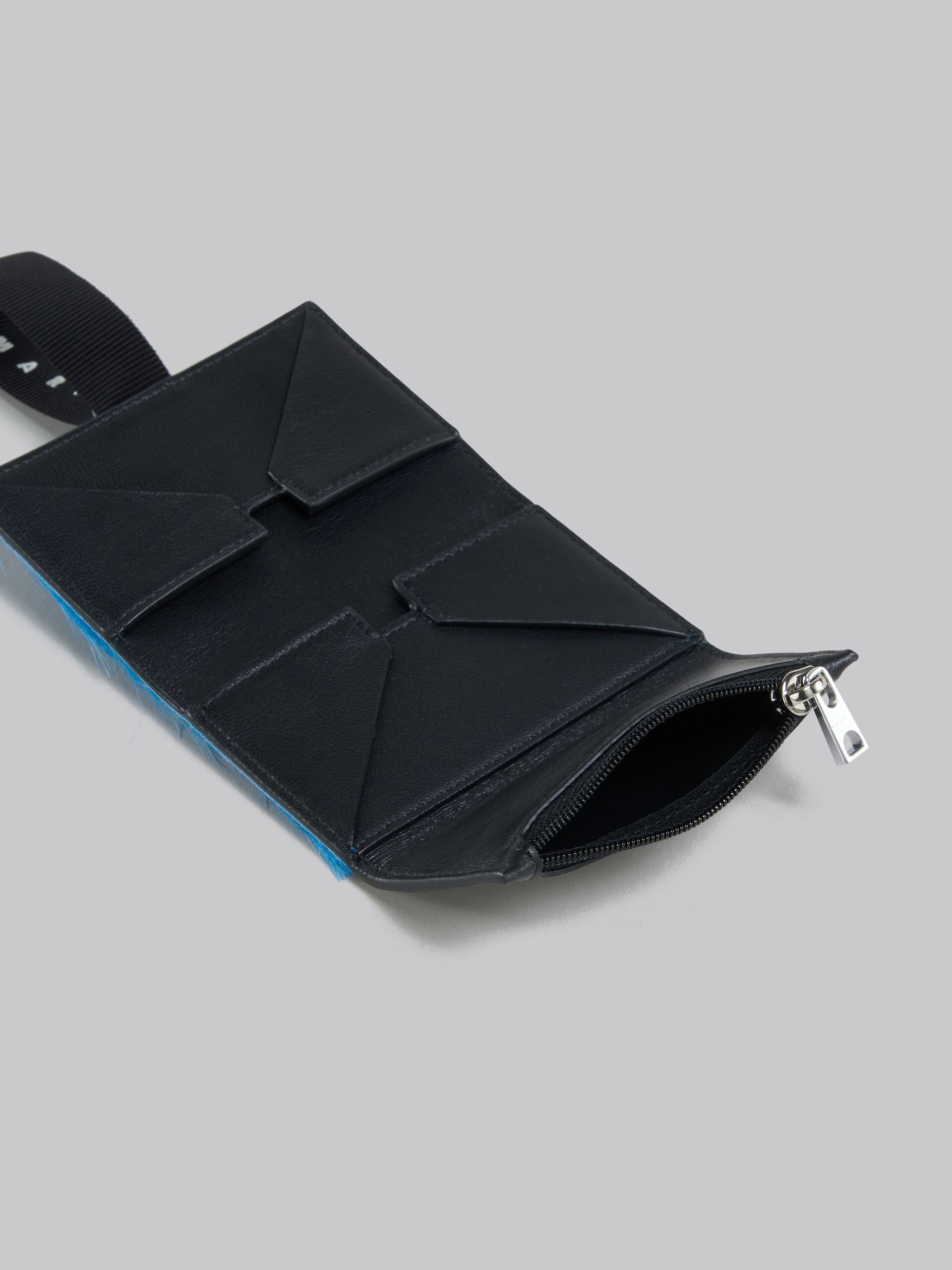 ブルー ロングヘアーカーフスキン製 三つ折りウォレット、ロゴストラップ付き - 財布 - Image 2