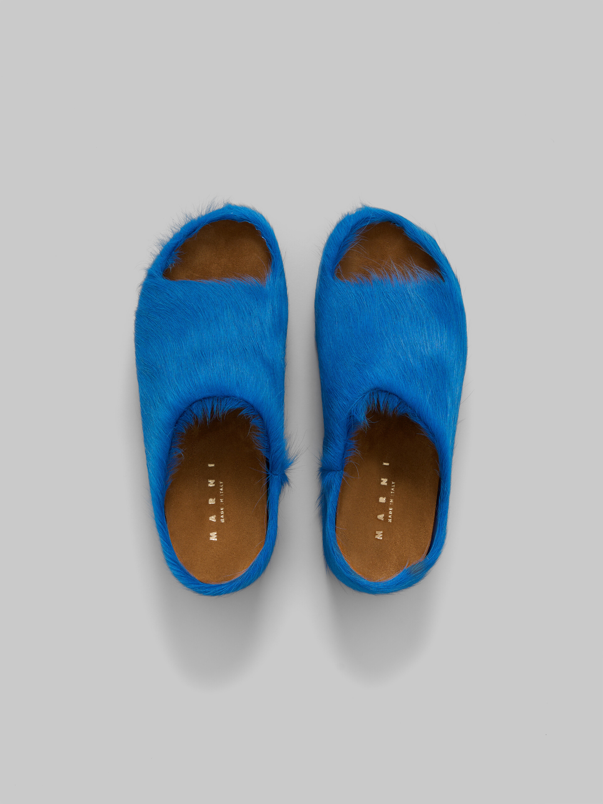 Slide con zoccolo chunky in pelle di vitello a pelo lungo blu - Sandali - Image 4