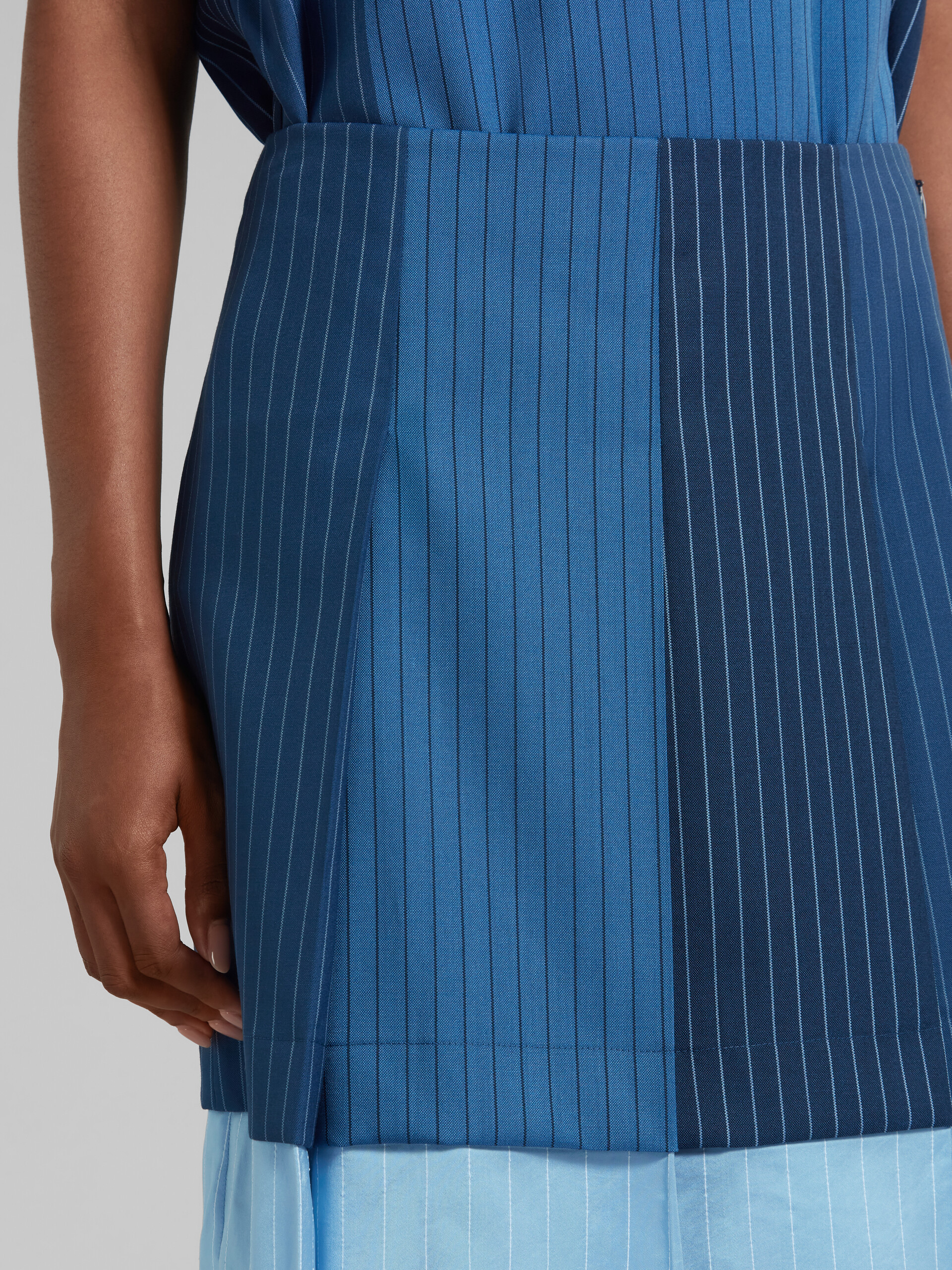 Mini-jupe en laine à fines rayures avec dégradé bleu et plis - Jupes - Image 3