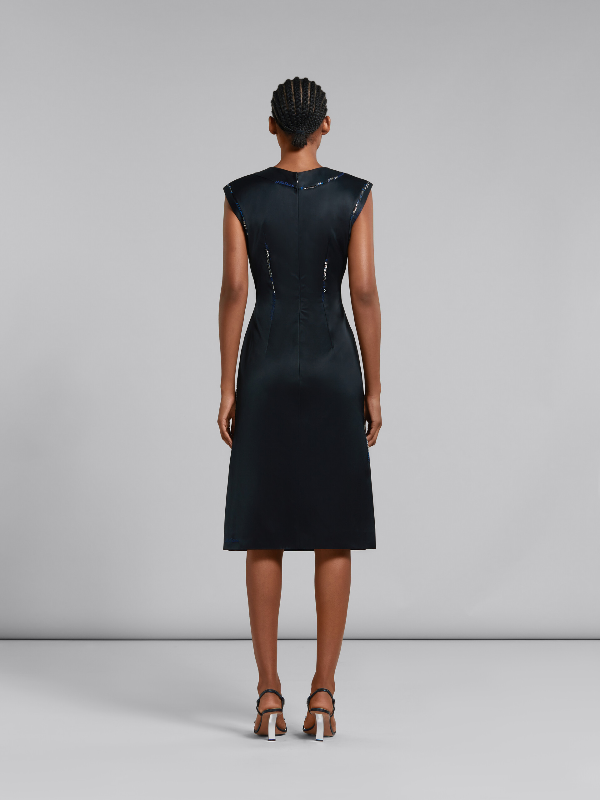 ブラック ダッチェス サテン製 シースドレス、ビーズメンディング装飾 - ドレス - Image 3
