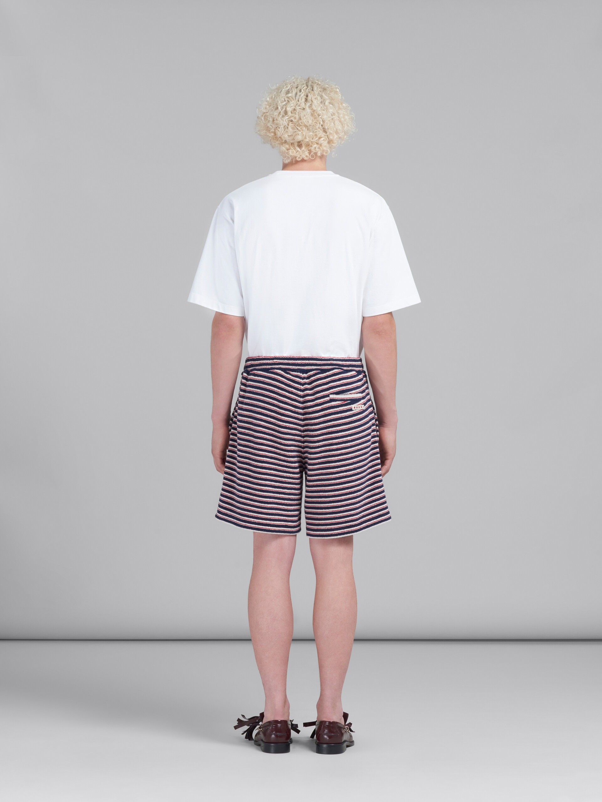 Short en tissu-éponge rayé bleu et rouge - Pantalons - Image 3