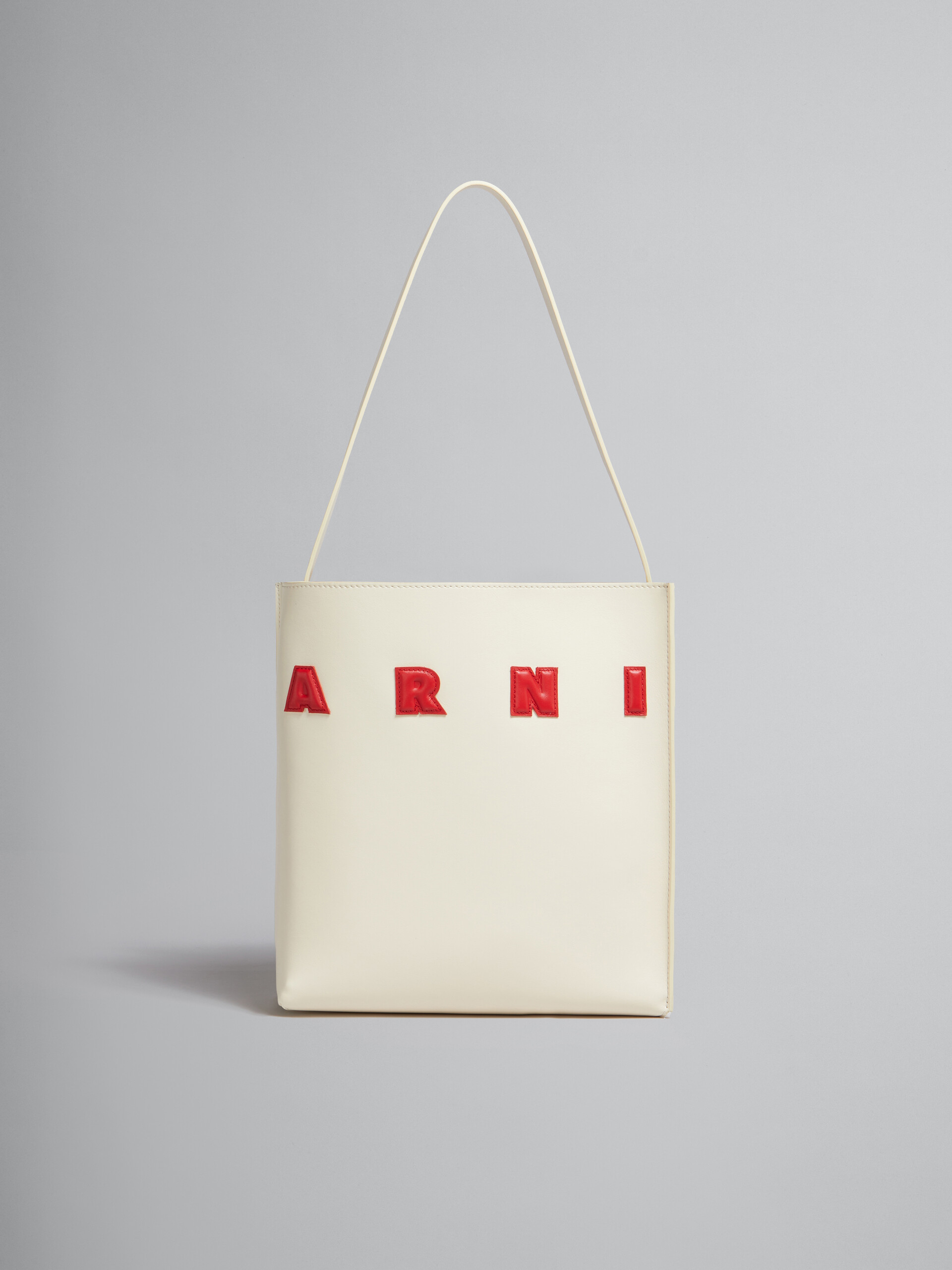 Kleine Hobo Bag Museo aus Leder mit Aufnähern in Weiß - Shopper - Image 1