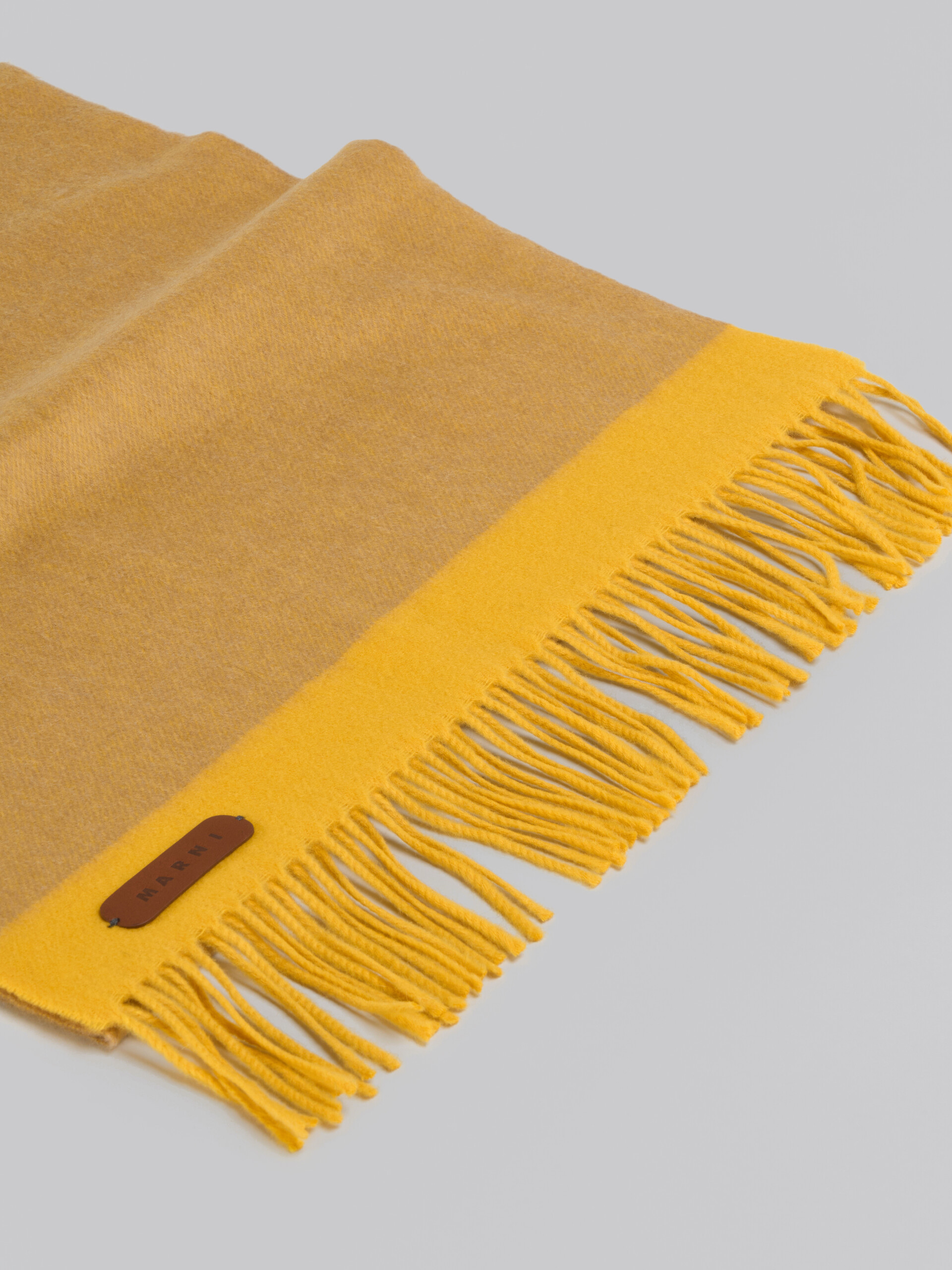バーガンディ バージンウールとカシミア製スカーフ、レザーパッチ付き - アクセサリー - Image 4