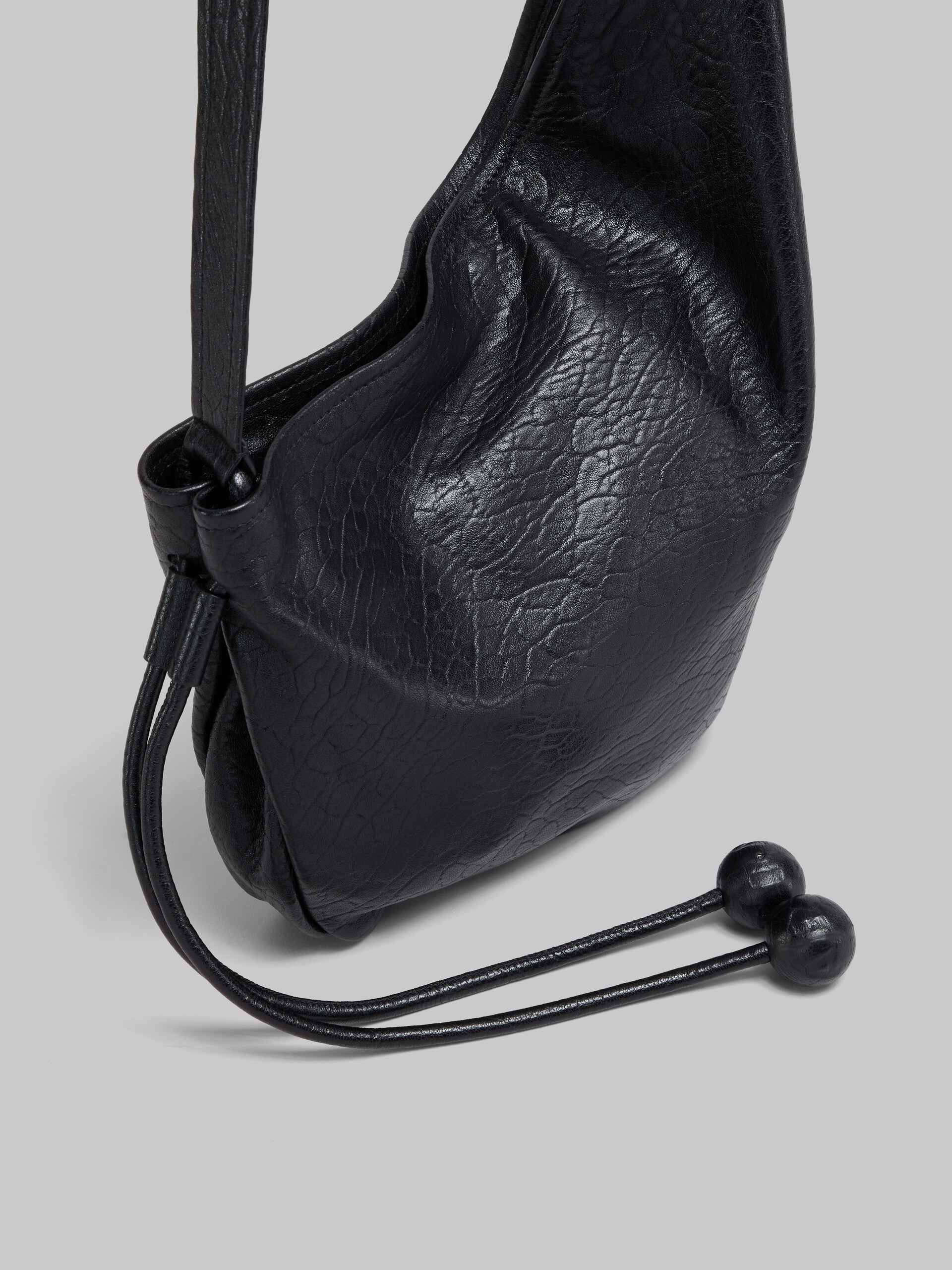 Kleine braune Hobo Bag aus Nappaleder - Schultertaschen - Image 5