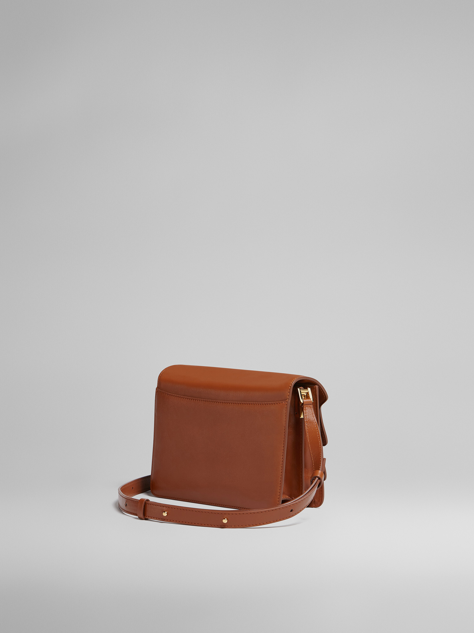 Mittelgroße Tasche TRUNK SOFT aus braunem Leder - Schultertaschen - Image 3