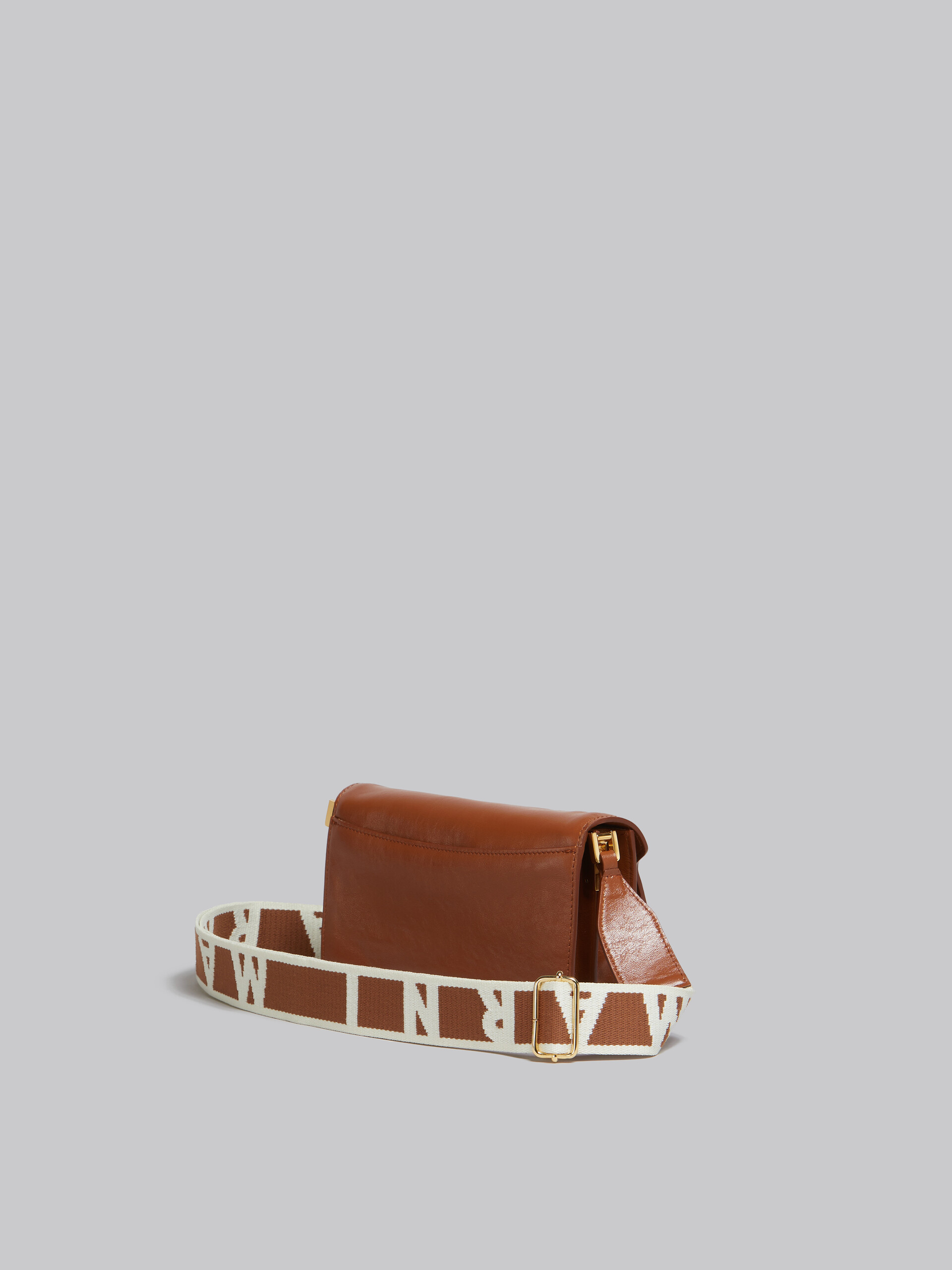 Bolso Trunk Soft horizontal de piel marrón con correa con logotipo - Bolsos de hombro - Image 3
