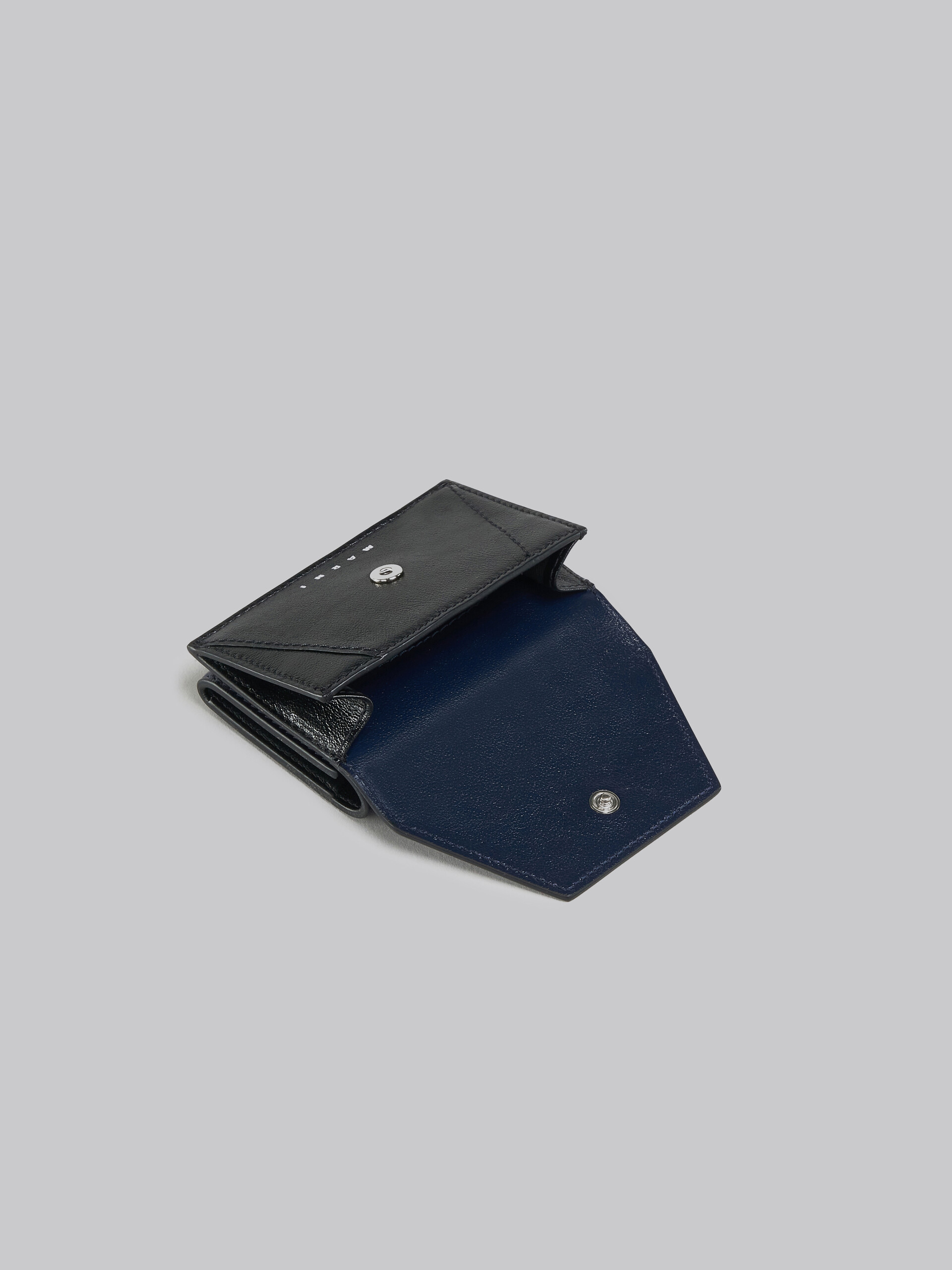 ホワイトとグリーン レザー製三つ折りウォレット - 財布 - Image 5