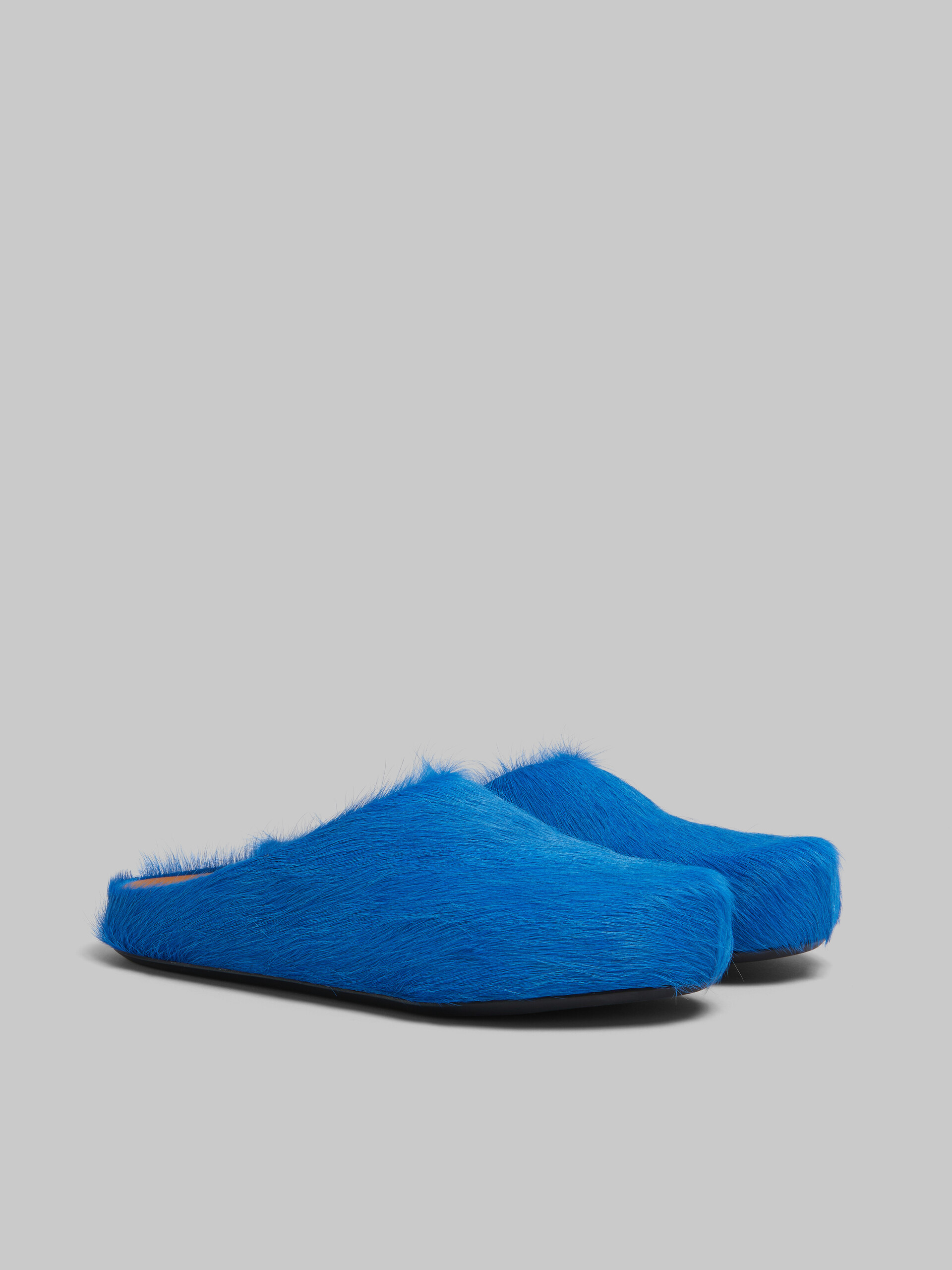 Mocassins ouverts sensation pieds nus en cuir de veau bleu - Sabots - Image 2