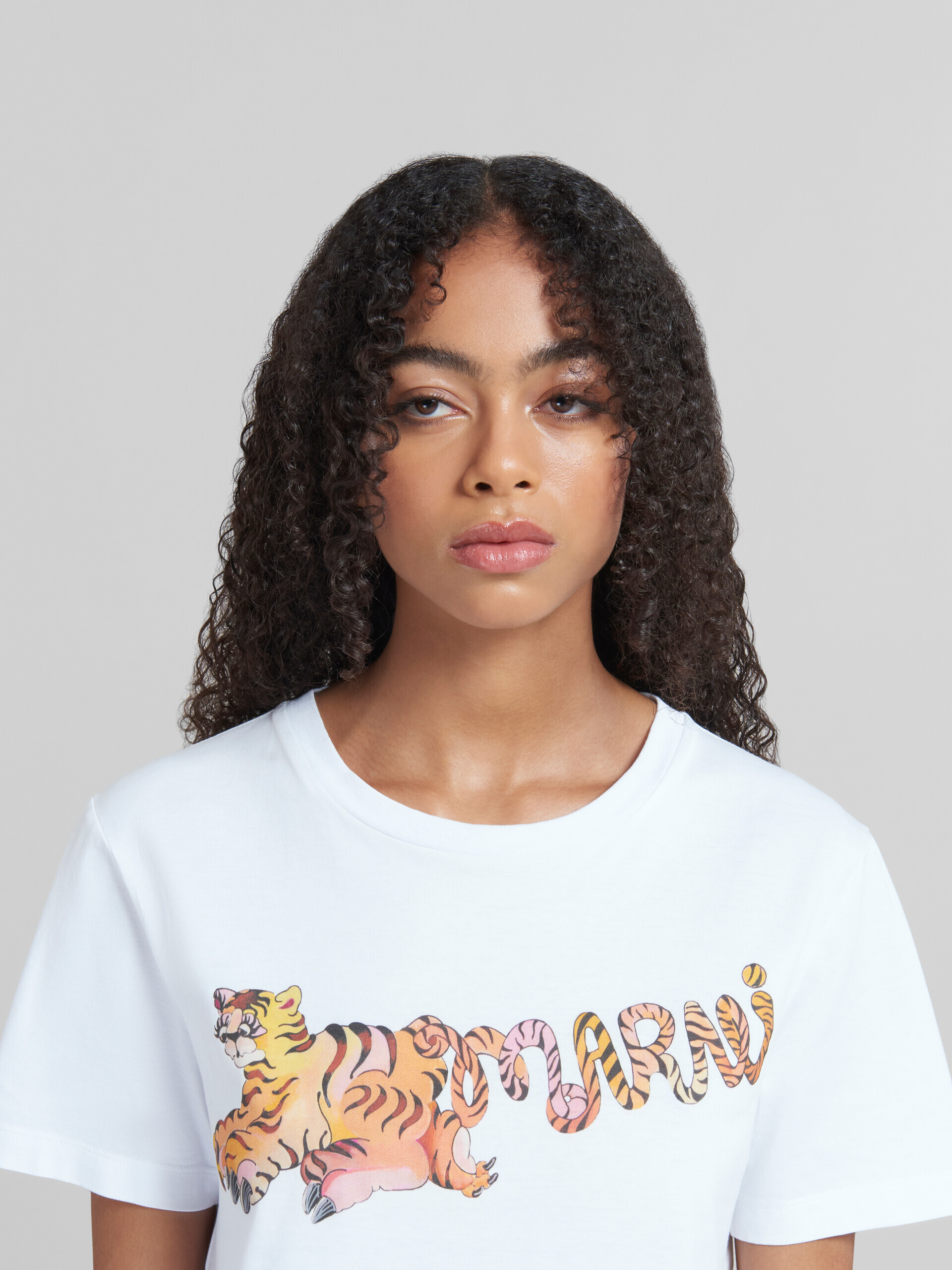 プリント入りホワイトのオーガニックジャージー製レギュラーフィットTシャツ - Tシャツ - Image 4