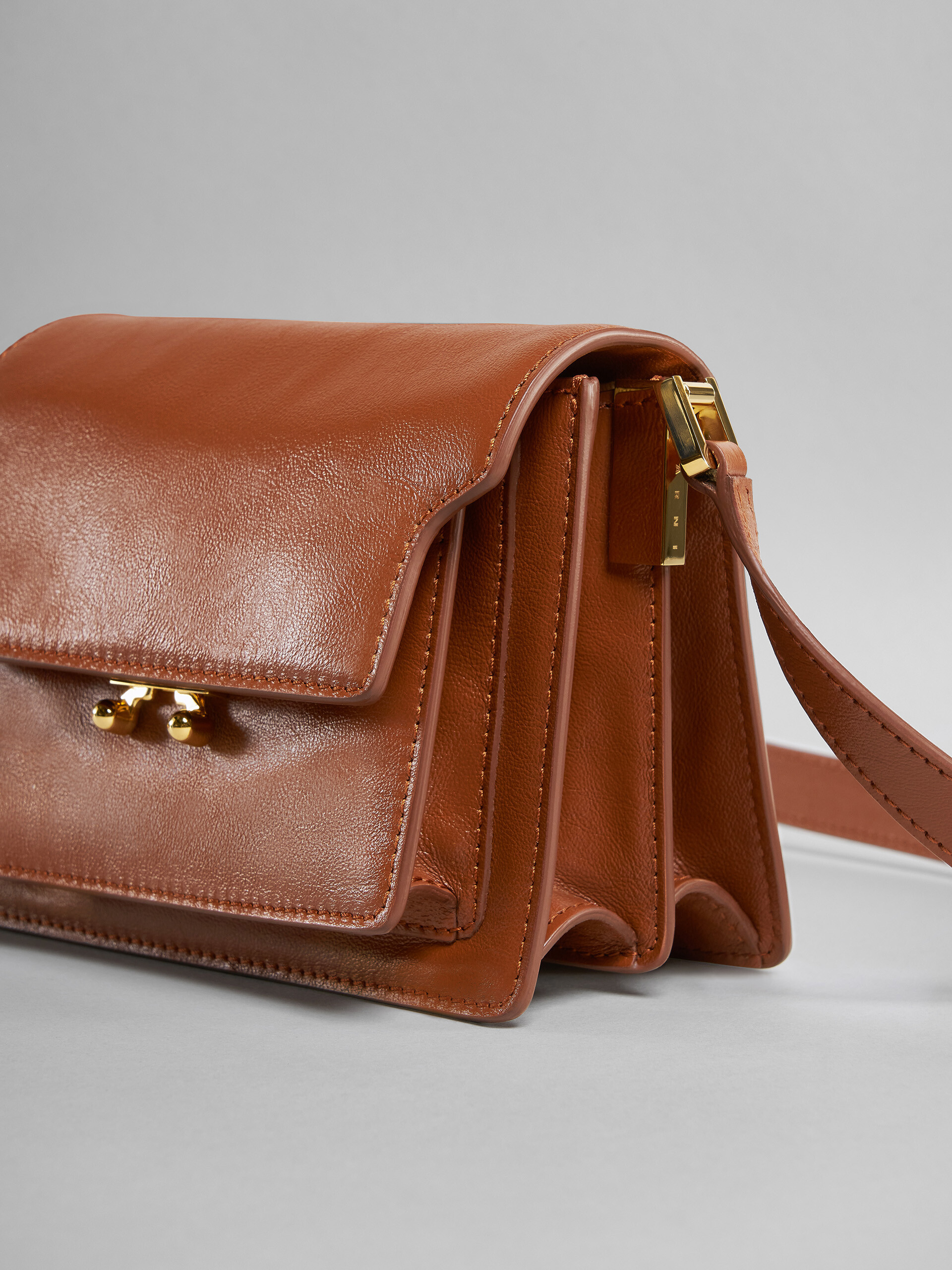 Mini-sac TRUNK SOFT en cuir rose - Sacs portés épaule - Image 5