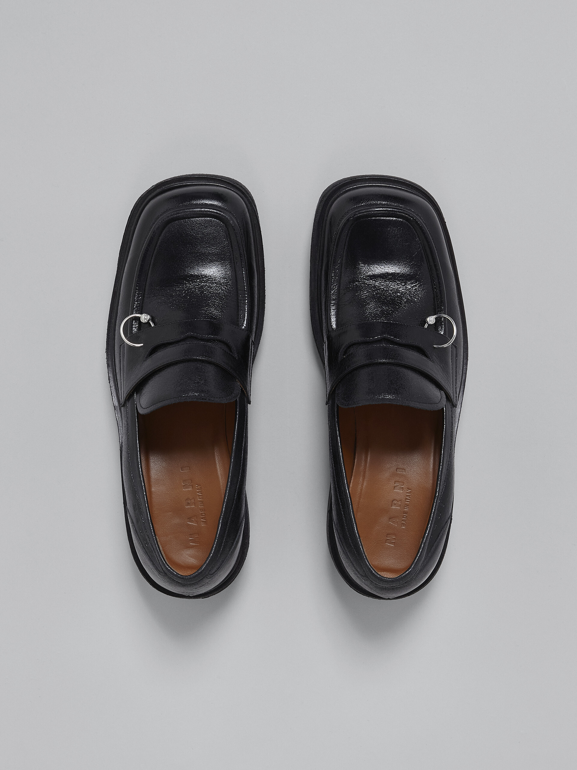 Mokassin aus schwarzem, glänzendem Leder - Schnürschuhe - Image 4