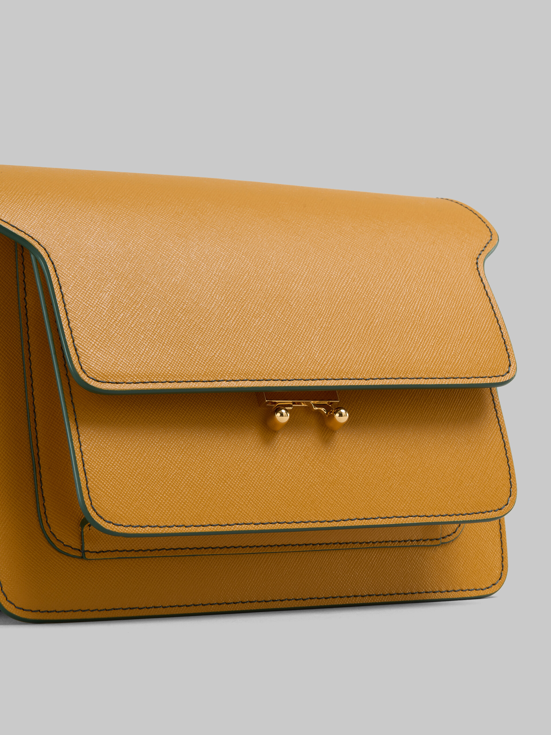Sac Trunk de taille moyenne en cuir Saffiano beige - Sacs portés épaule - Image 5
