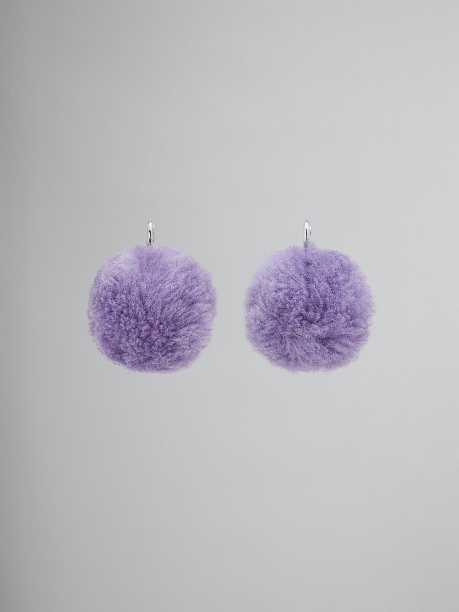 Boucles d’oreilles à pompons duveteux violets - Boucles d’oreilles - Image 1