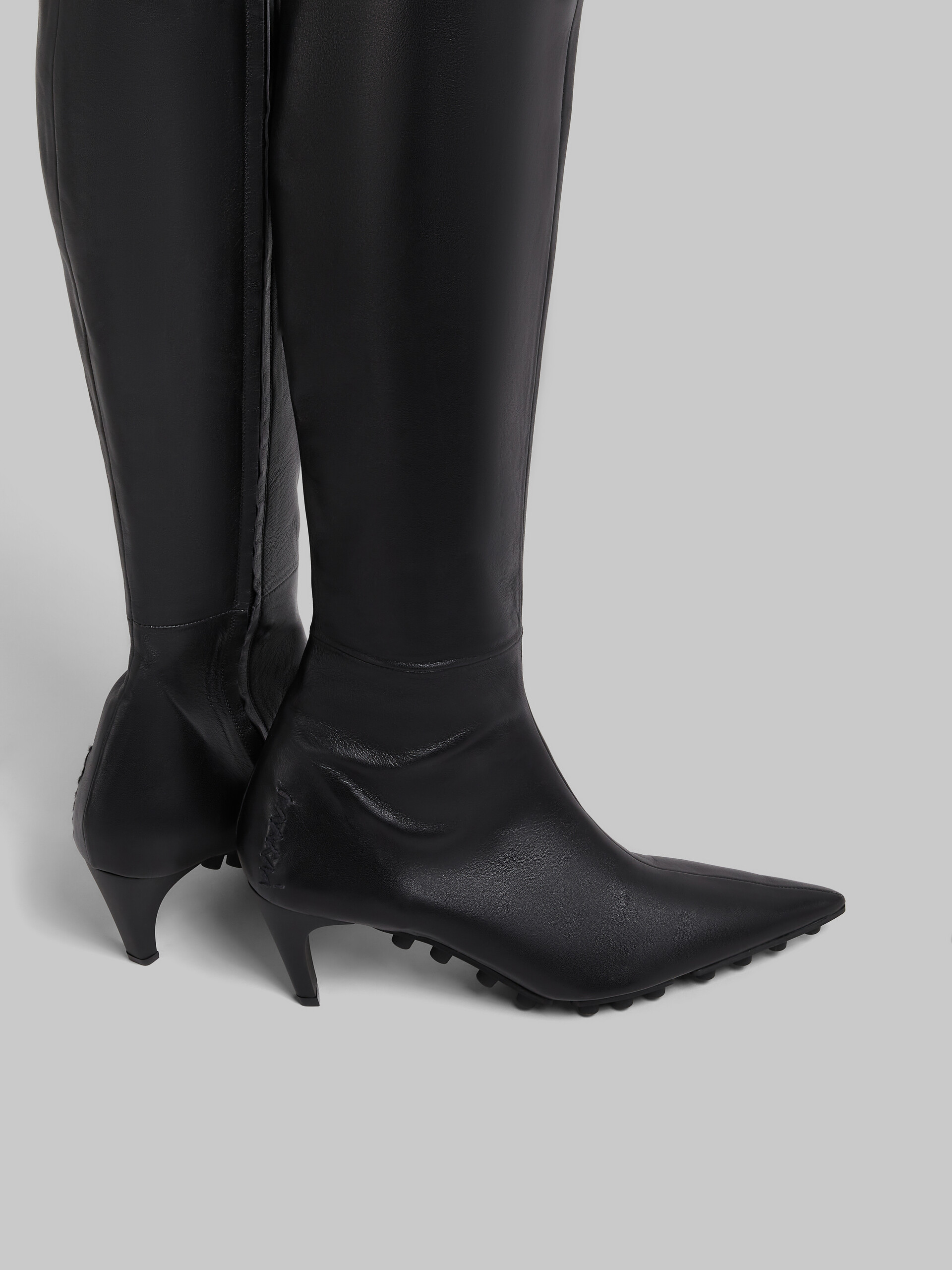 Schwarze kniehohe Stiefel Spike aus Nappaleder - Stiefel - Image 4