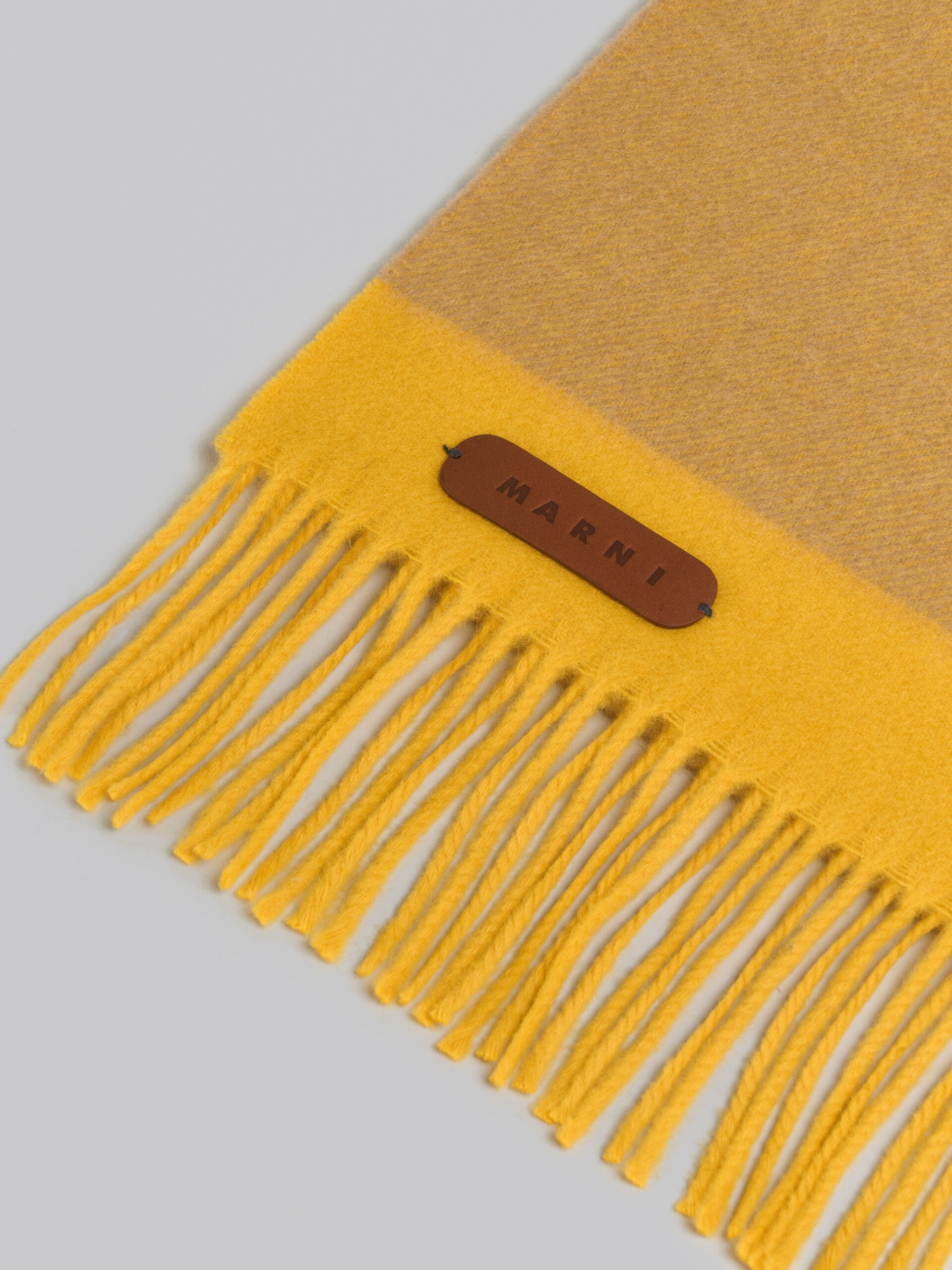 Sciarpa in cashmere e lana vergine bordeaux con applicazione in pelle - Sciarpe - Image 3